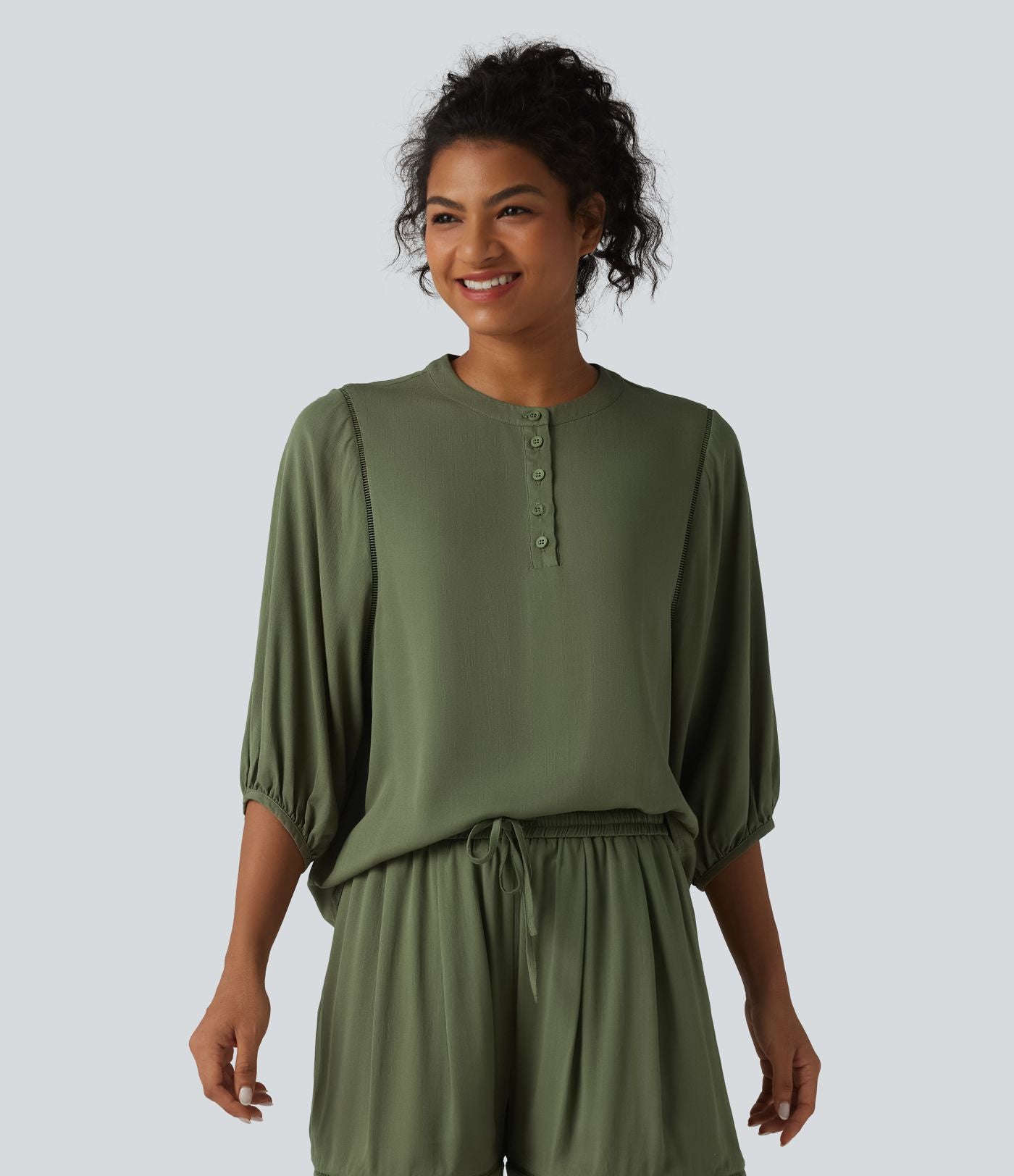 Blouse de villégiature à col Henley et manches 3/4, aspect lin.