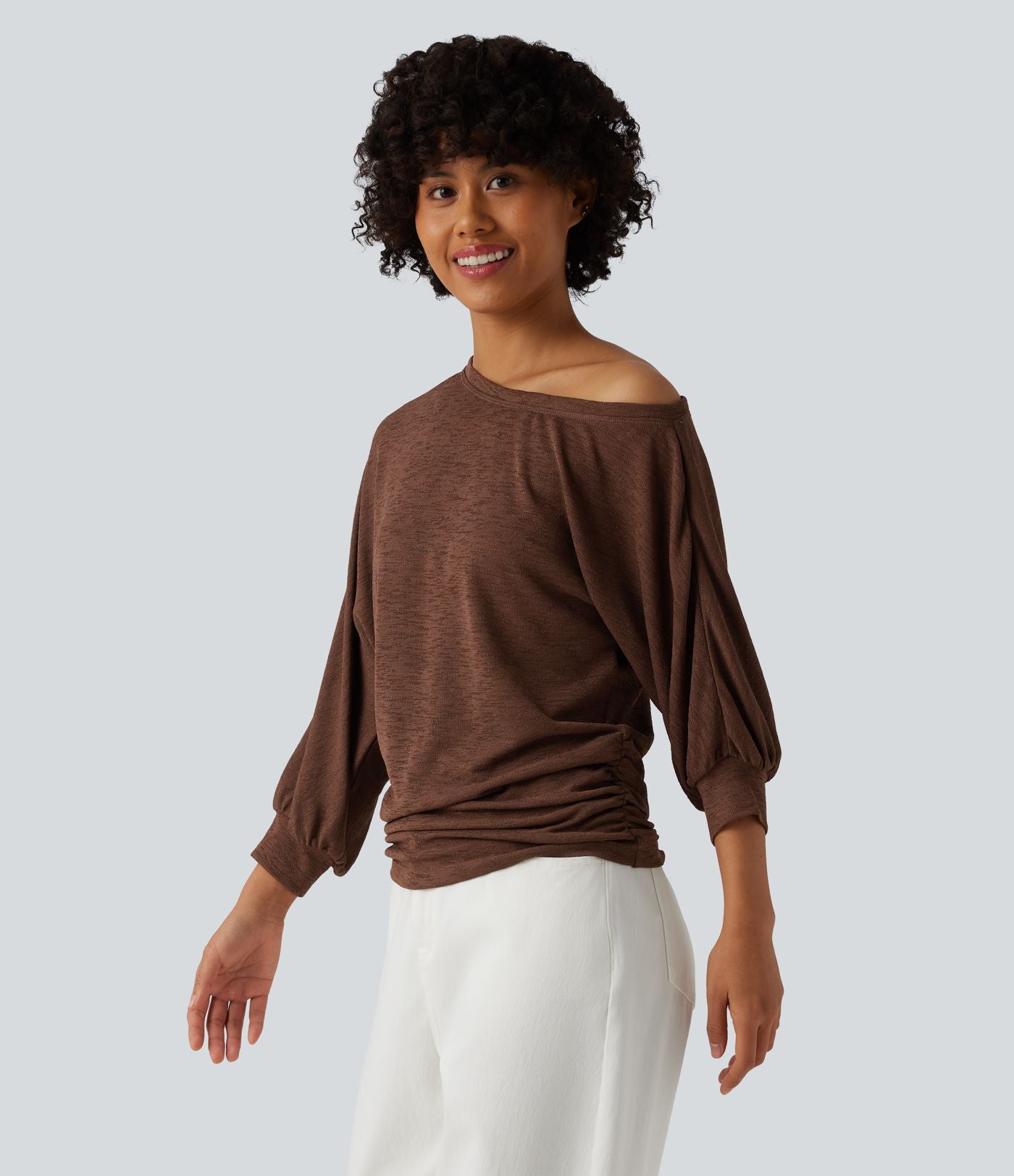 T-shirt décontracté semi-transparent une épaule dénudée à manches 3/4 et fronces