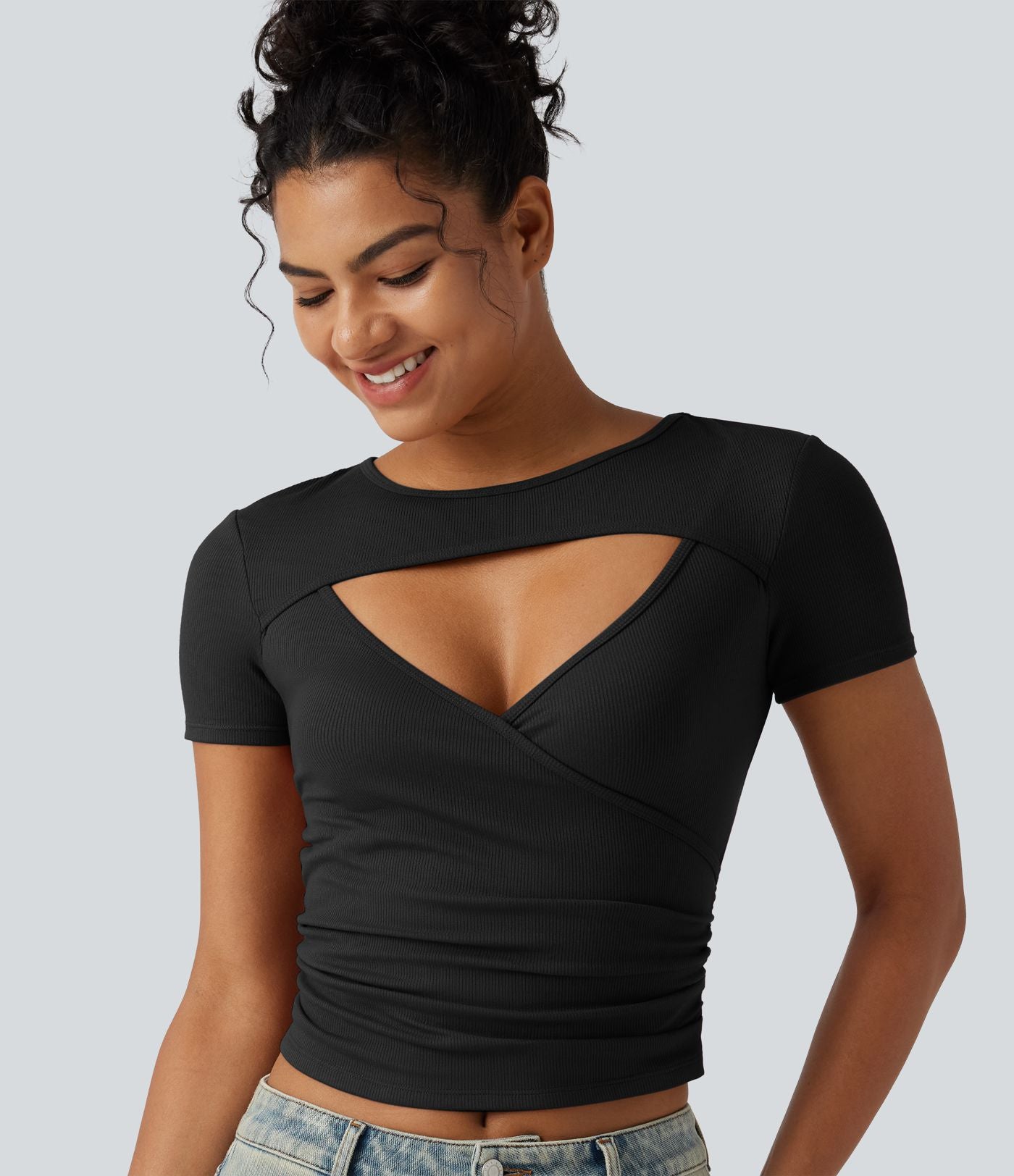 T-shirt côtelé encolure arrondie avec découpe et manches courtes