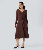 Robe fluide côtelée col V manches longues ceinturée mi-longue
