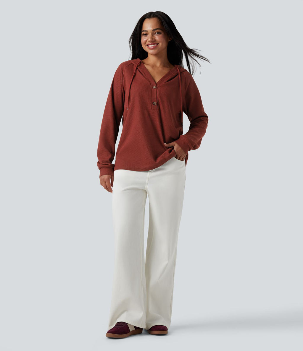 Top gaufré à capuche col Henley manches longues