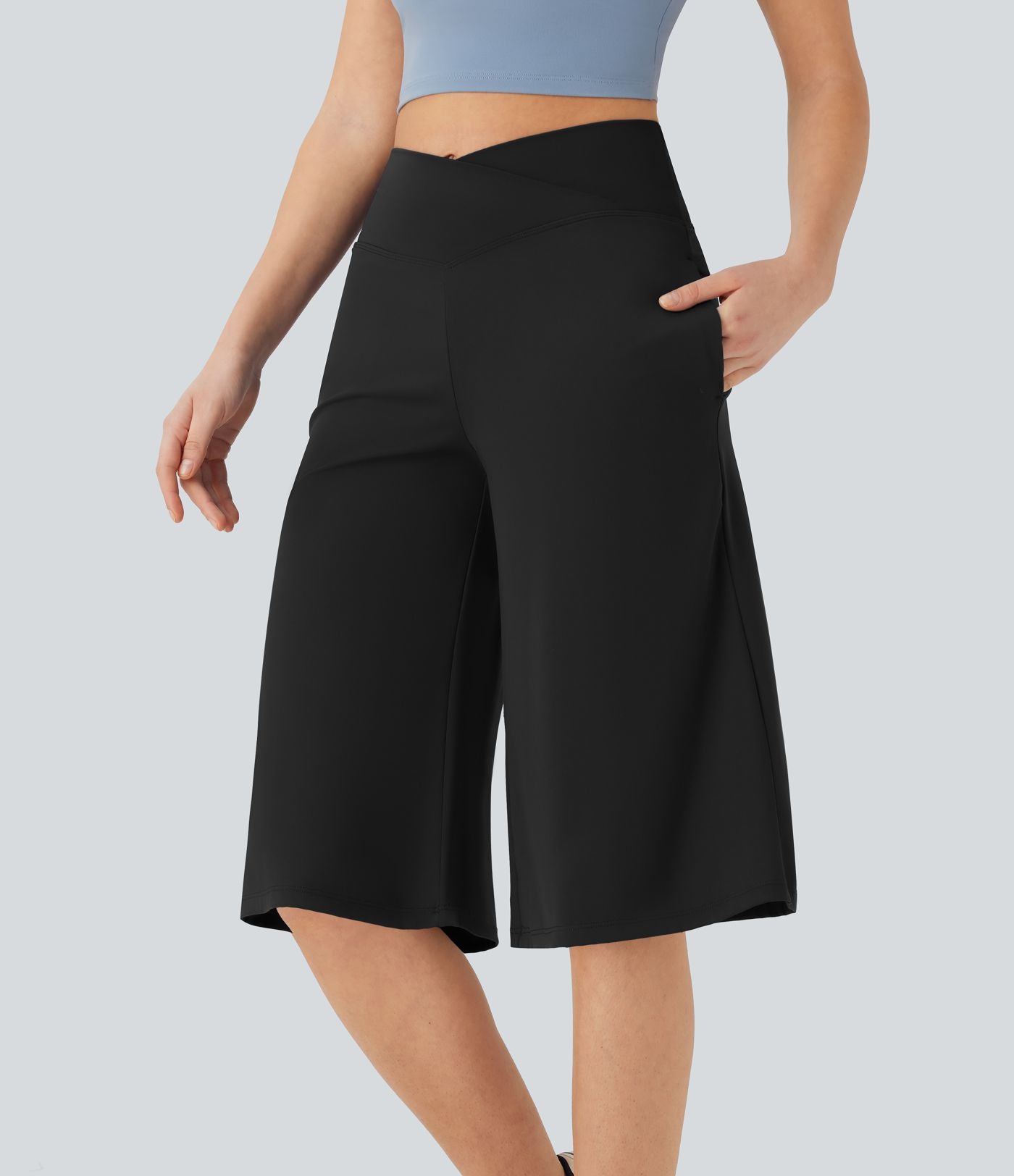 Pantacourt de yoga Cool Touch Softlyzero™ aérien à taille haute croisée, jambe large et poches