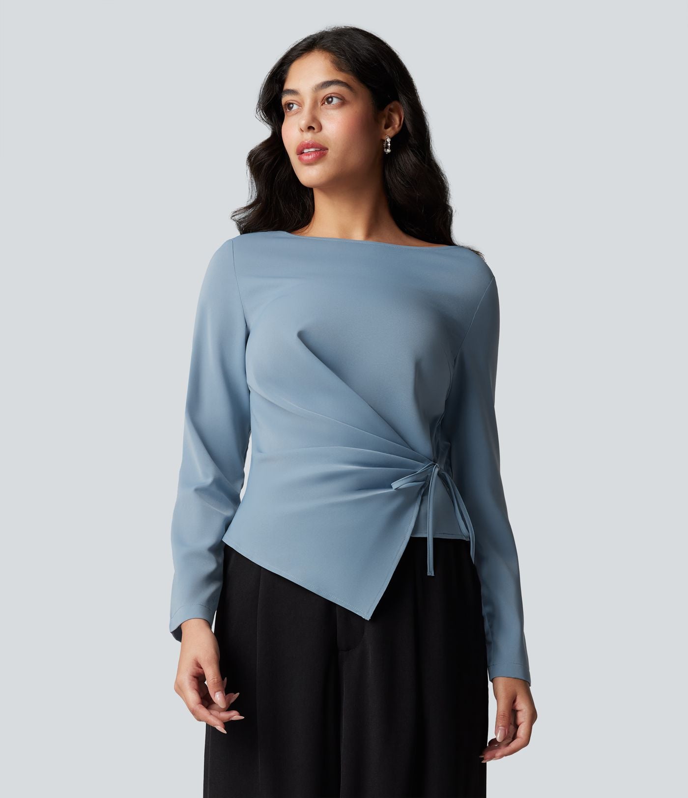 Blouse esprit bureau défroissage facile, encolure bateau, manches longues, fronces et lien côté