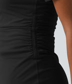 SoftlyZero™ Plush Robe de sport mini 2-en-1 froncée à épaules dénudées avec brassière intégrée et poches — Easy Peasy