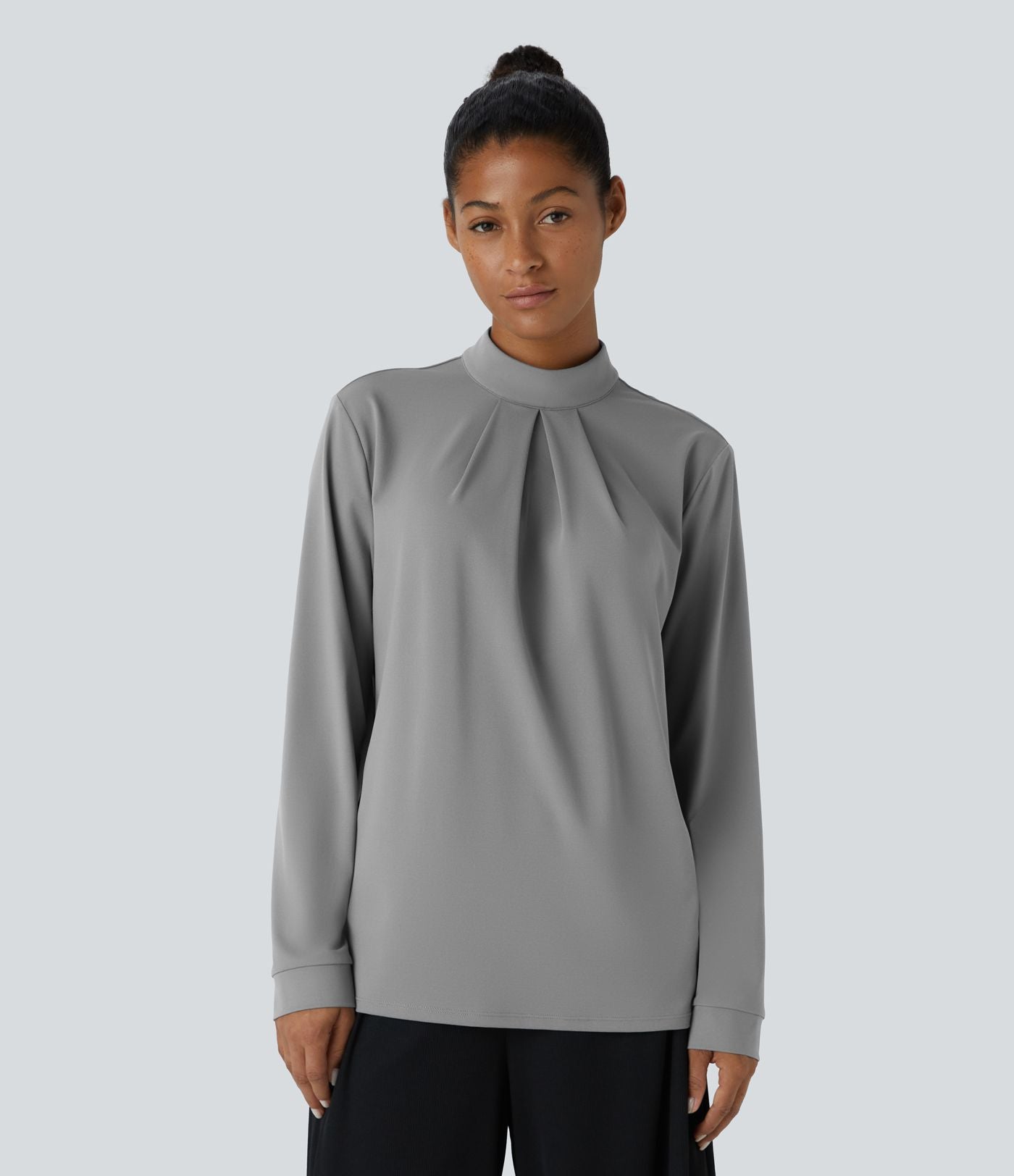 Blouse de travail à col montant, plis, boutons au dos et manches longues