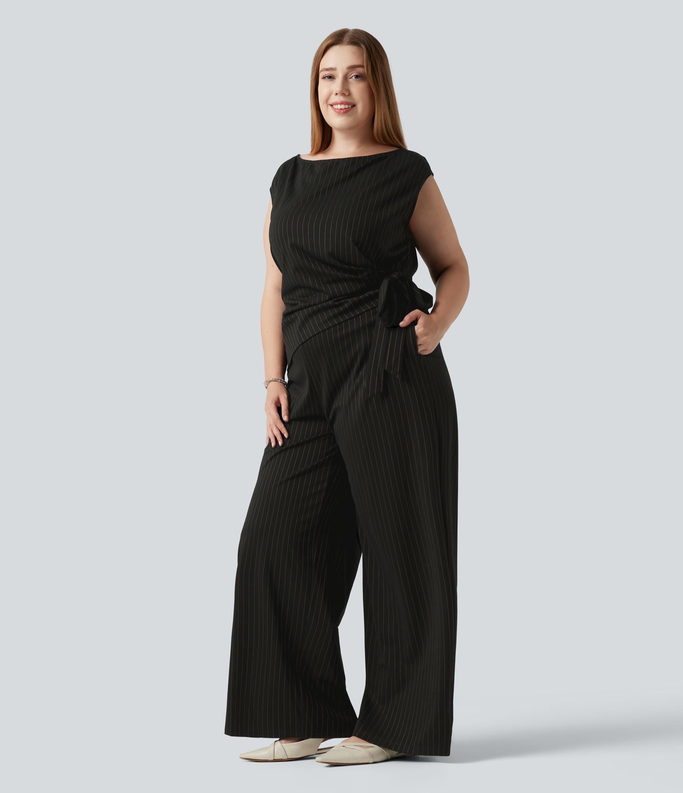 Combinaison grande taille rayée effet frais InstantCool à col bateau pour le bureau avec nœud sur le côté, poches et accès facile Easy Peasy