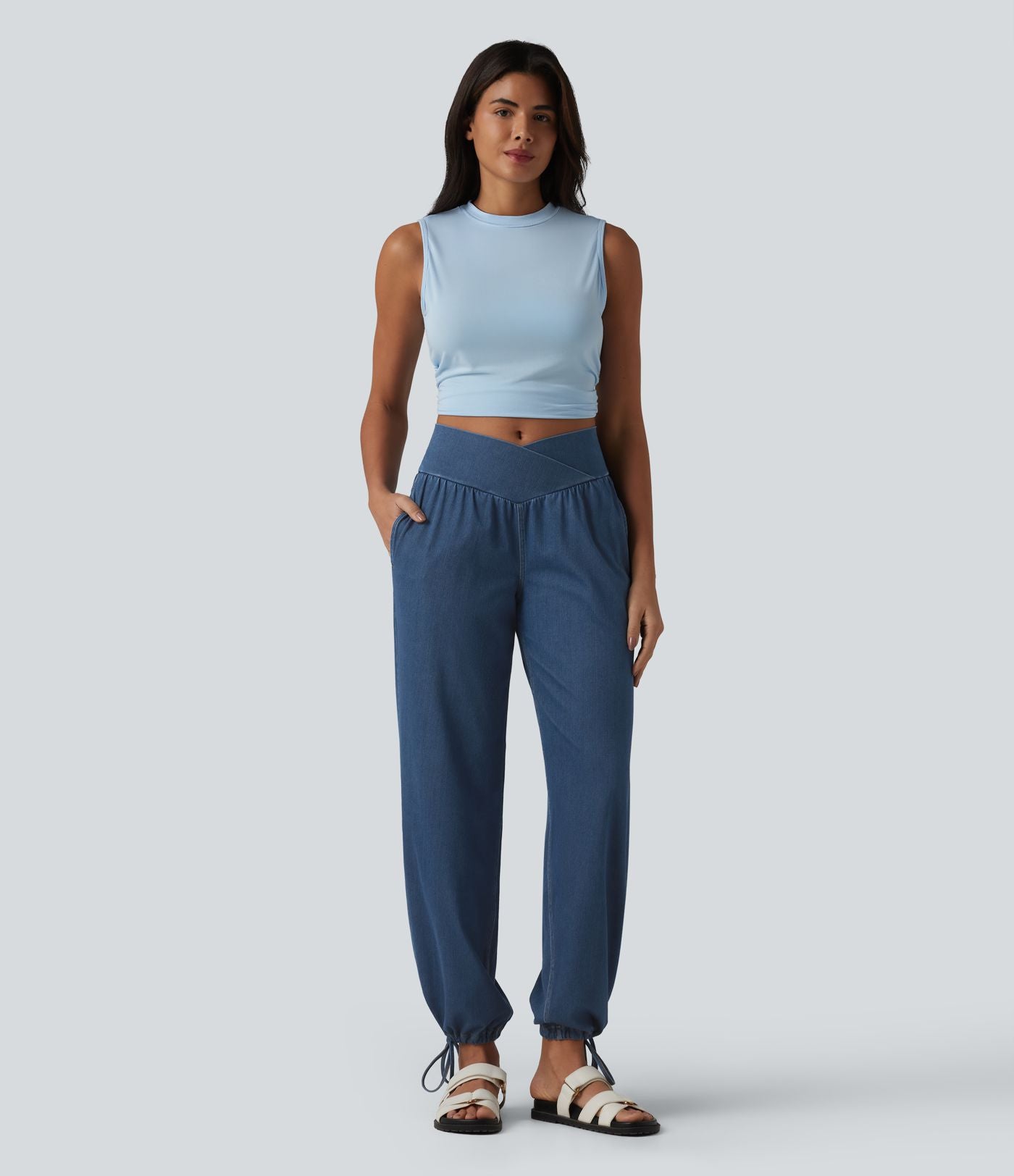 Halara Flex™ Jogging décontracté en denim taille mi-haute croisé avec cordon de serrage et poches