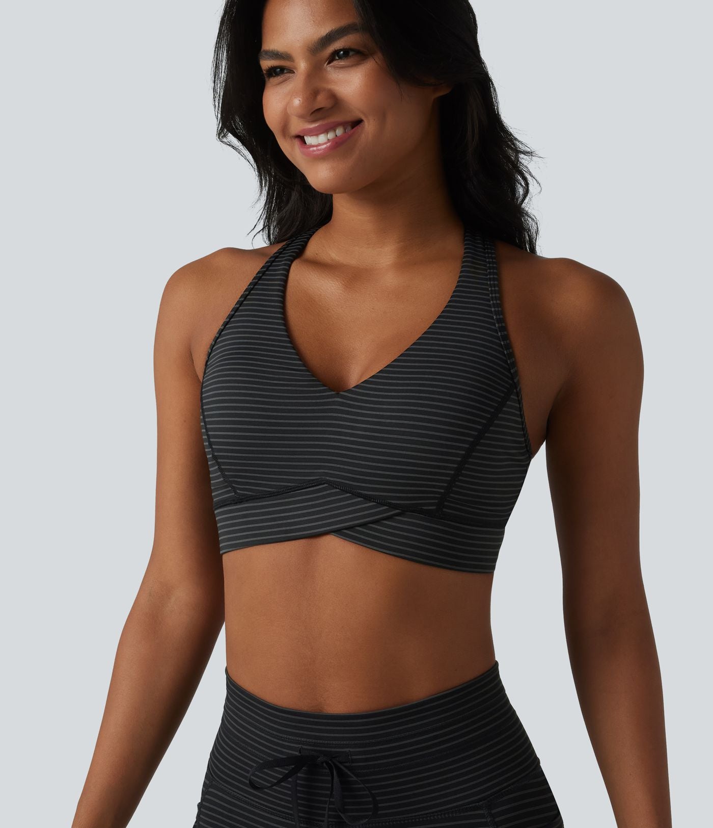 Brassière de sport col V dos nageur maintien moyen à rayures