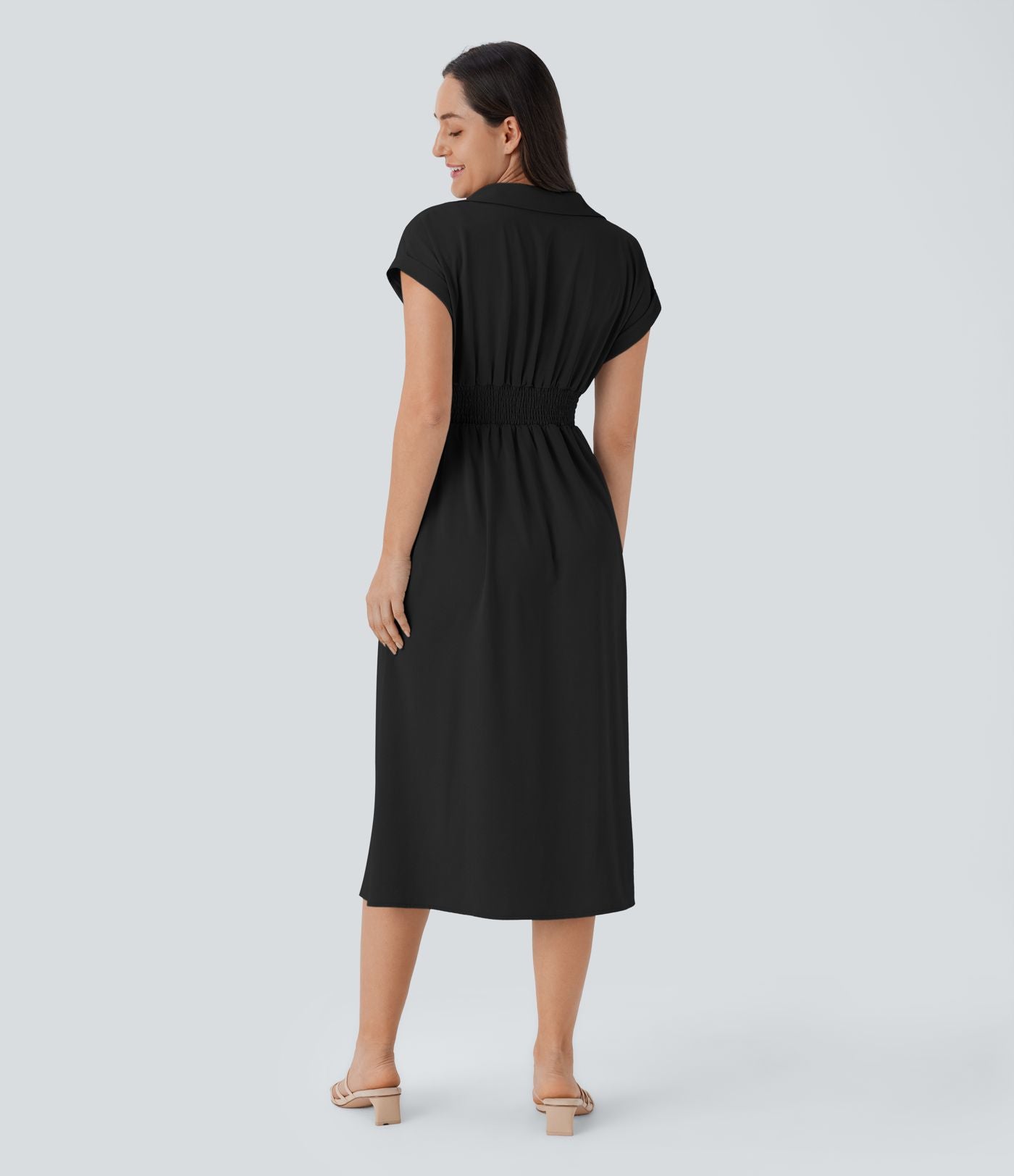 Robe mi-longue décontractée à col chemise, décolleté en V, manches courtes, drapé et poches latérales avec boutonnage