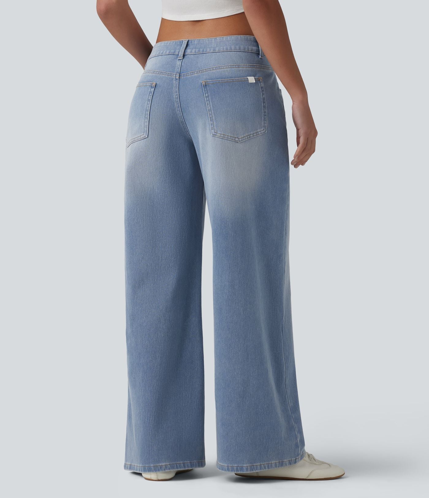 Halara Flex™ Jean large asymétrique taille basse avec bouton, fermeture éclair et poches multiples, délavé et extensible en maille