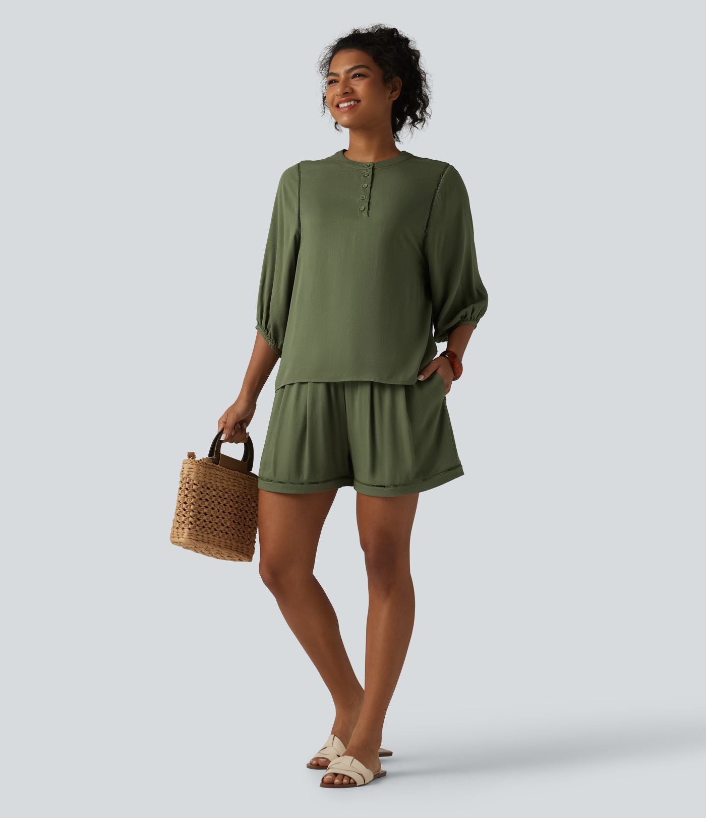 Blouse de villégiature à col Henley et manches 3/4, aspect lin.