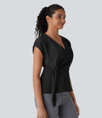 Blouse portefeuille à col en V, manches courtes et fronces pour le bureau