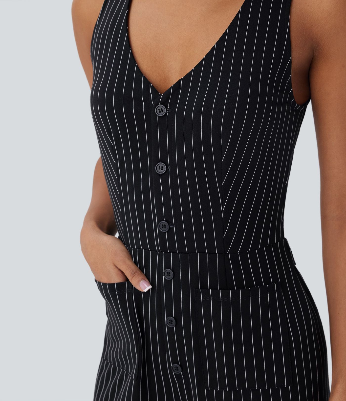 Combinaison tailleur rayée à jambes larges, décolleté en V, découpe et poches