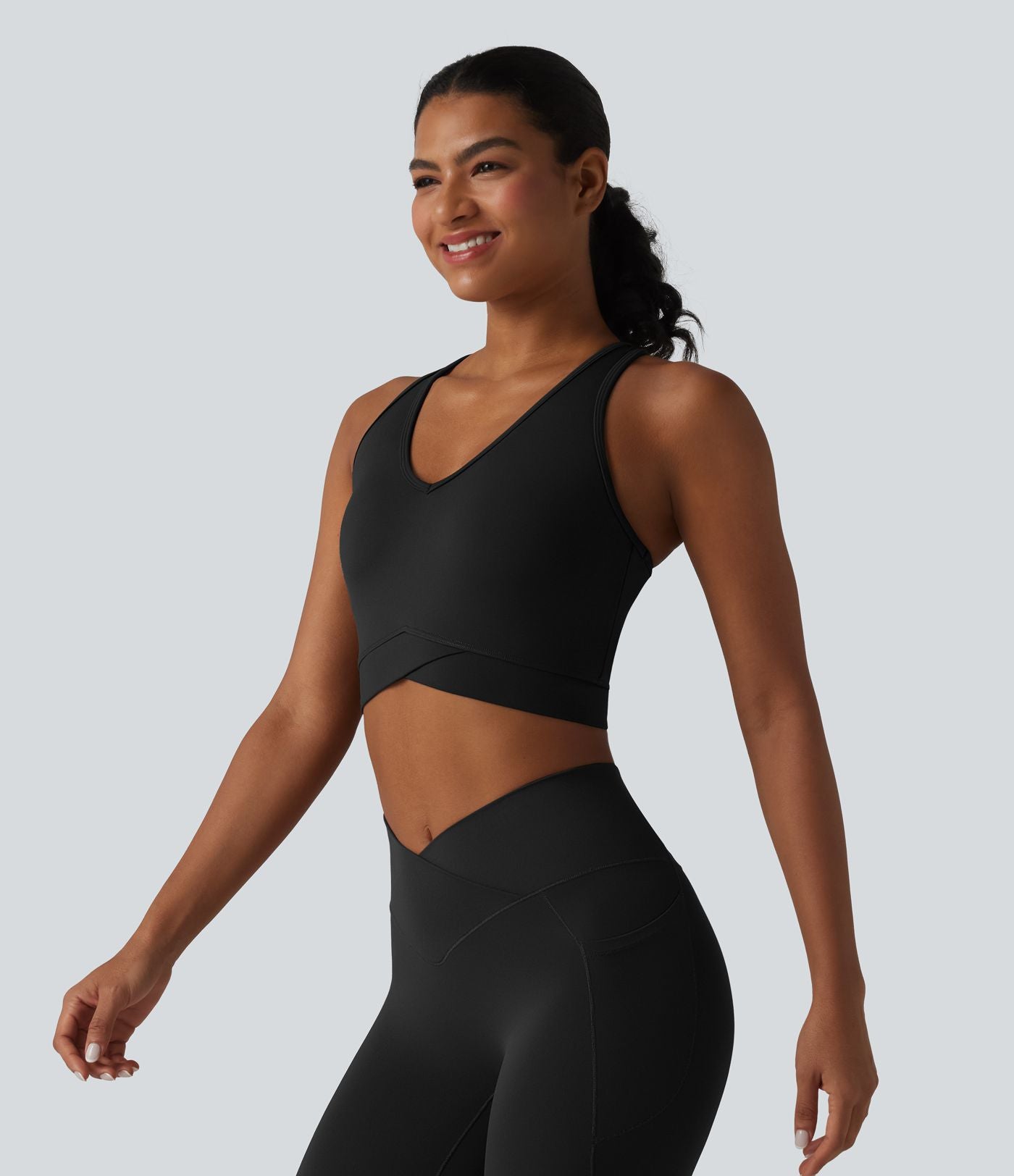Débardeur de yoga SoftlyZero™ court col V dos nageur ourlet croisé avec brassière intégrée effet frais InstantCool, protection solaire UPF50+