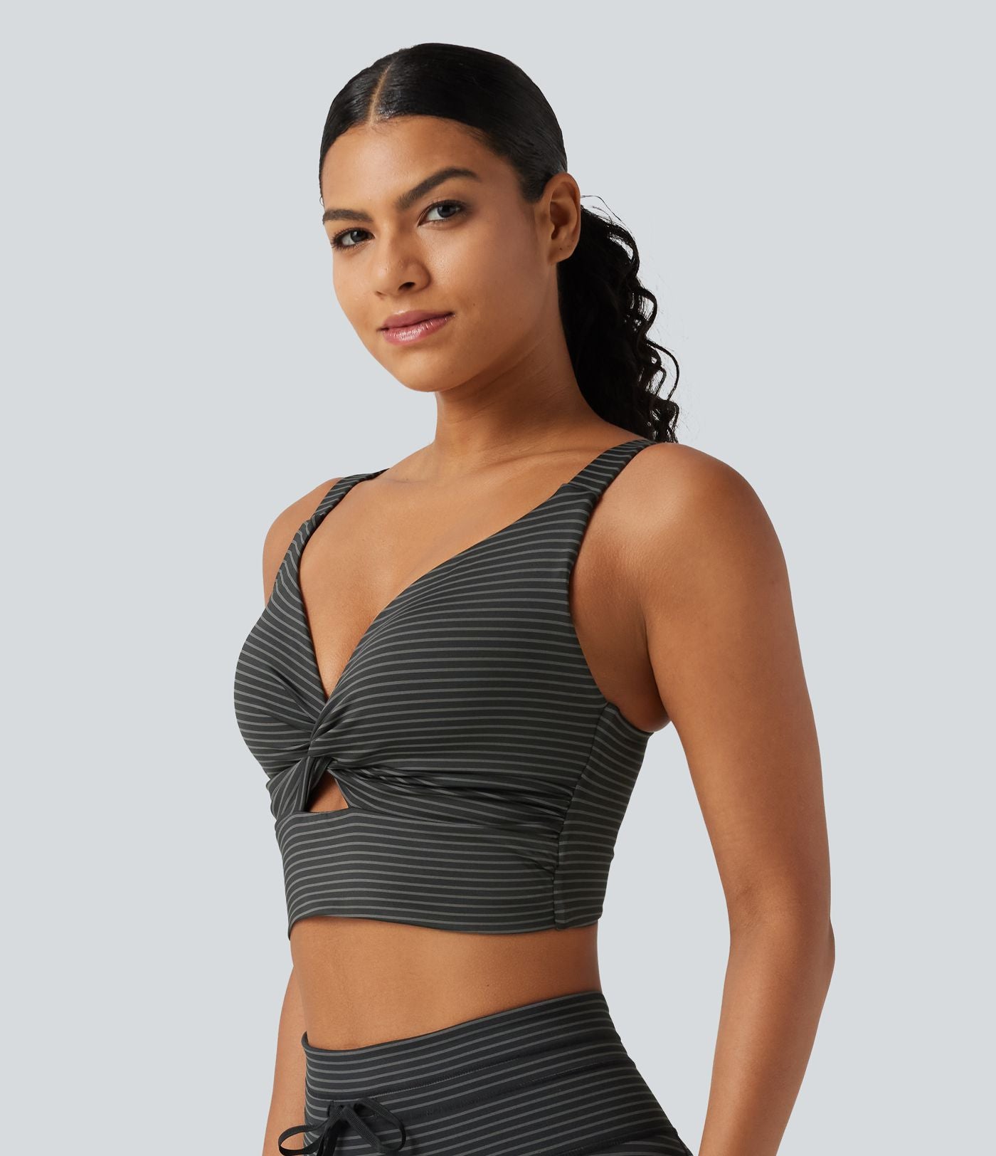 Brassière de sport push-up rayée à maintien léger, avec coussinets fixes, idéale pour le yoga.