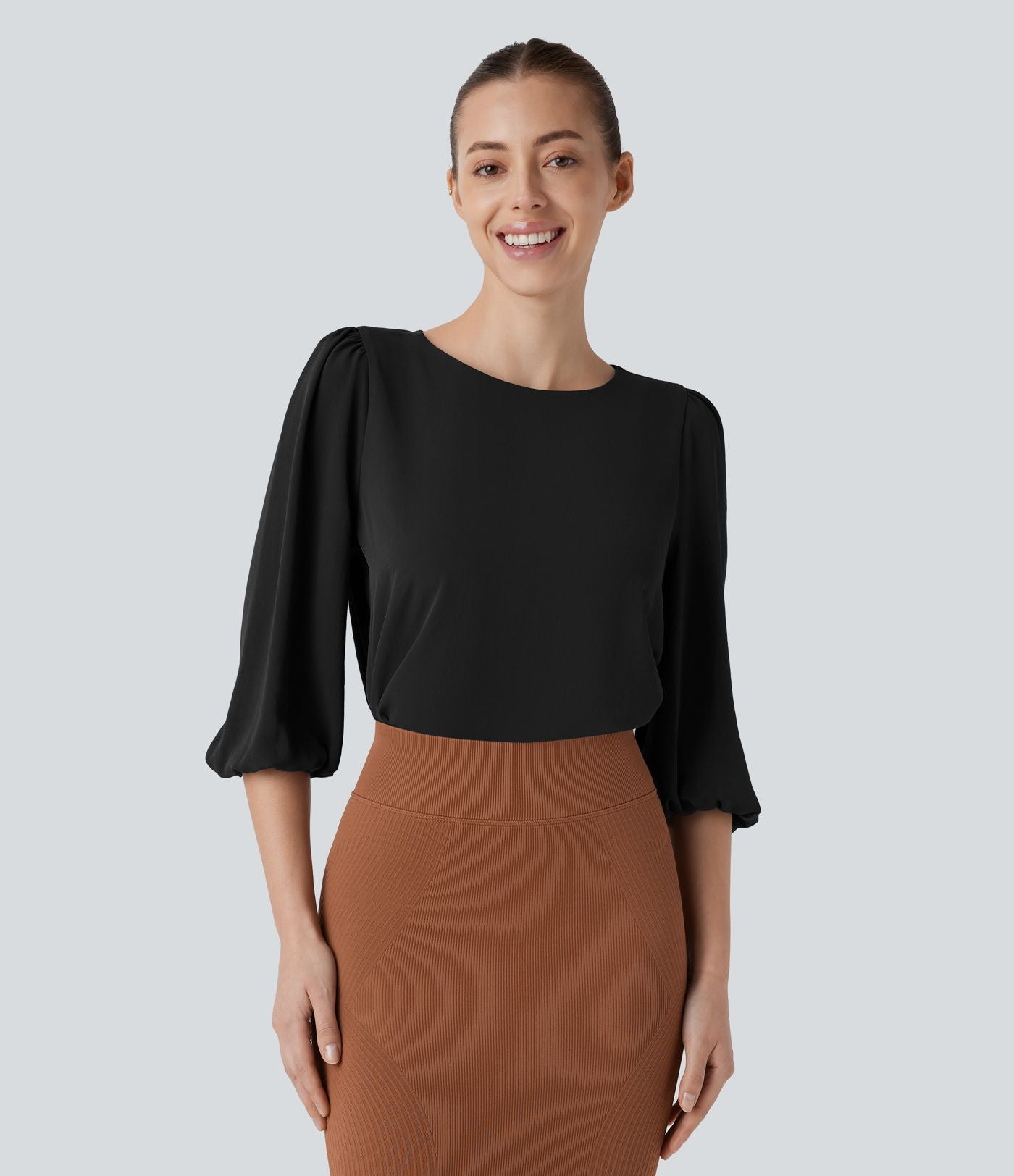 Blouse de travail col bateau avec manches évêque et dos ajouré