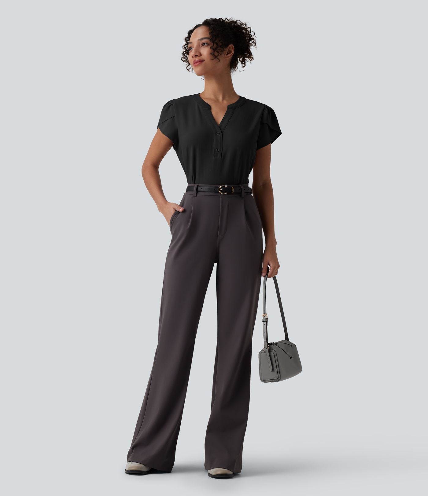 Blouse de travail col V manches pétales courtes