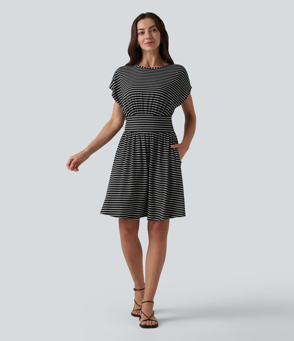 Robe courte fluide col rond manches courtes à rayures avec brassière intégrée et poches