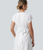 Robe midi Breezeful™ col V manches courtes à liens dans le dos séchage rapide avec poches latérales