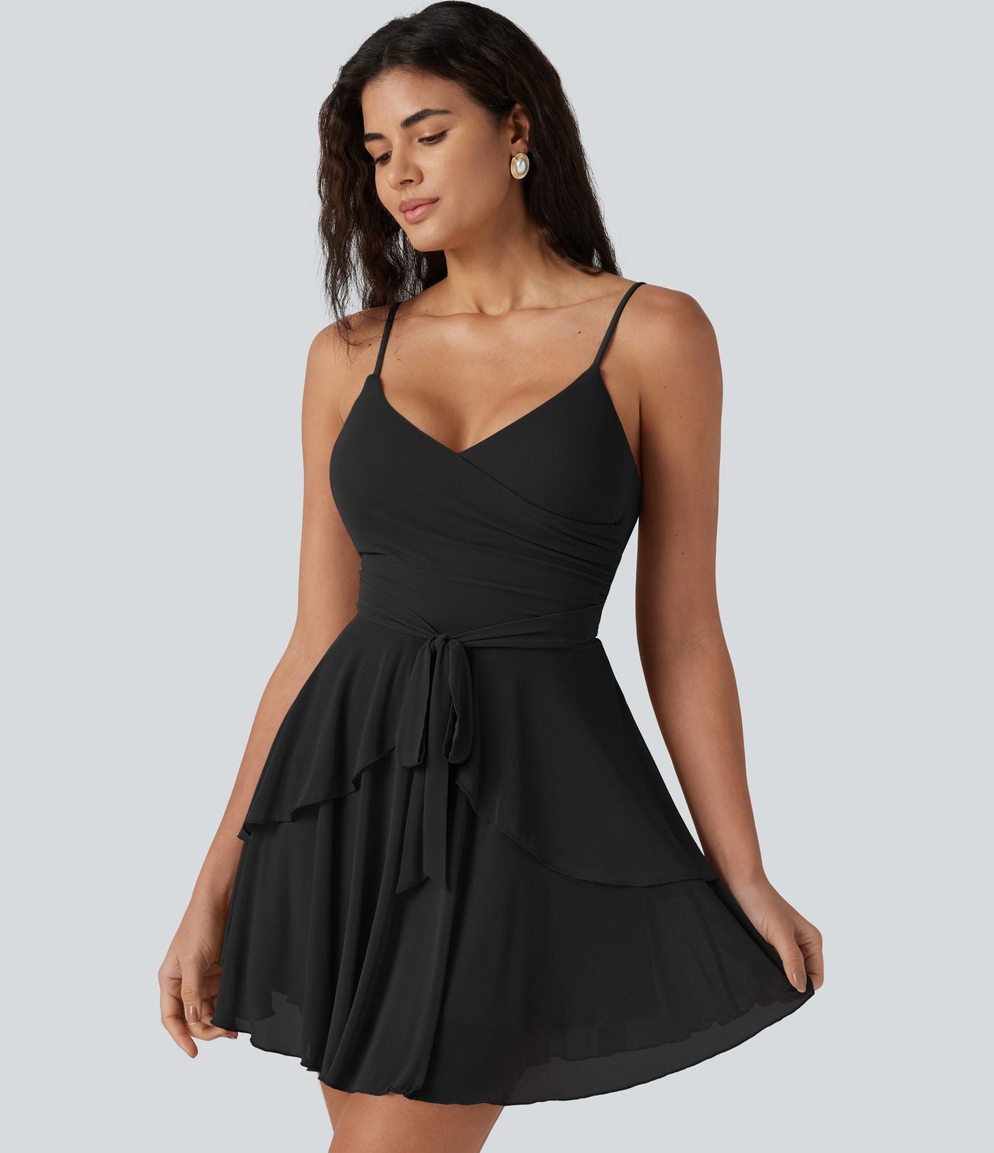 Robe nuisette mini demoiselle d'honneur et invitée de mariage avec brassière intégrée en mesh à col V noué et ourlet à volants