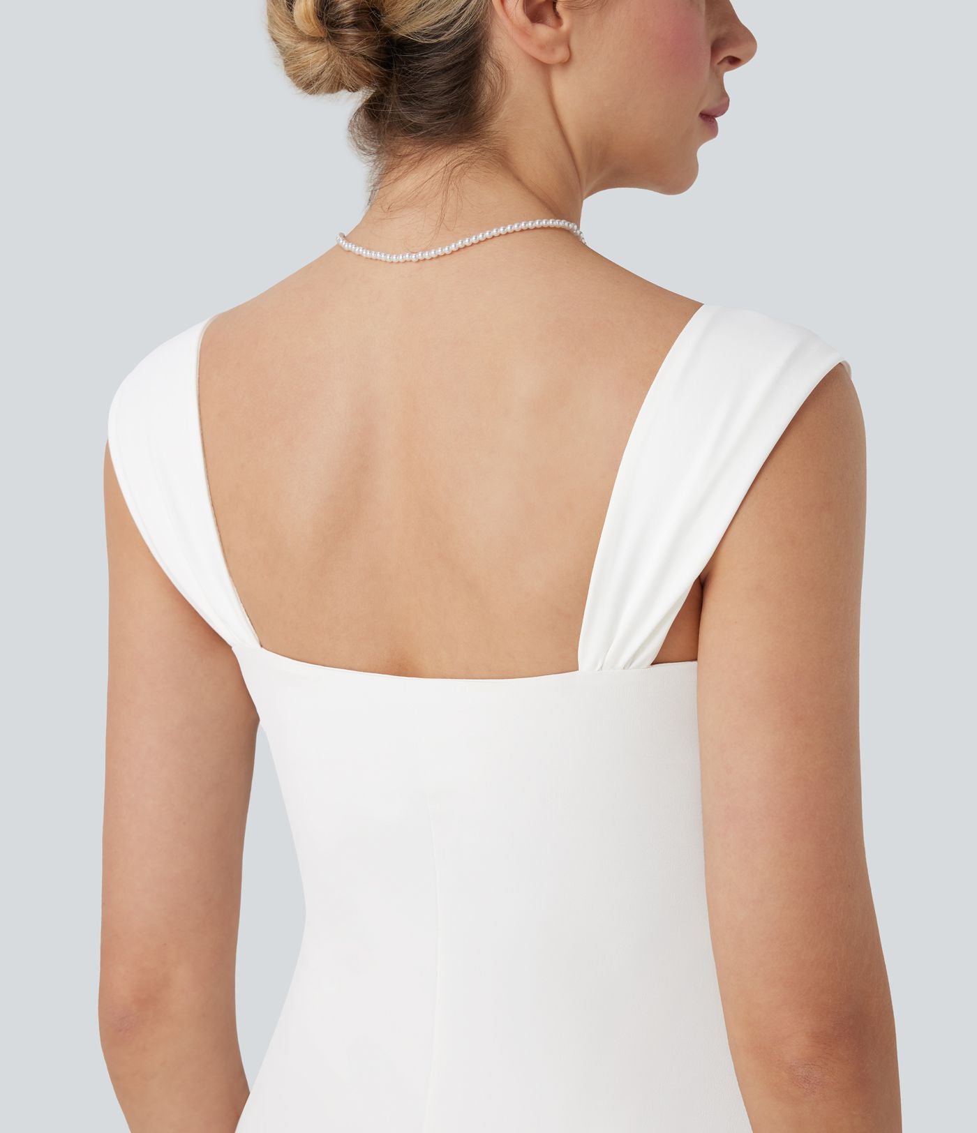Robe moulante mi-longue décolleté cœur
