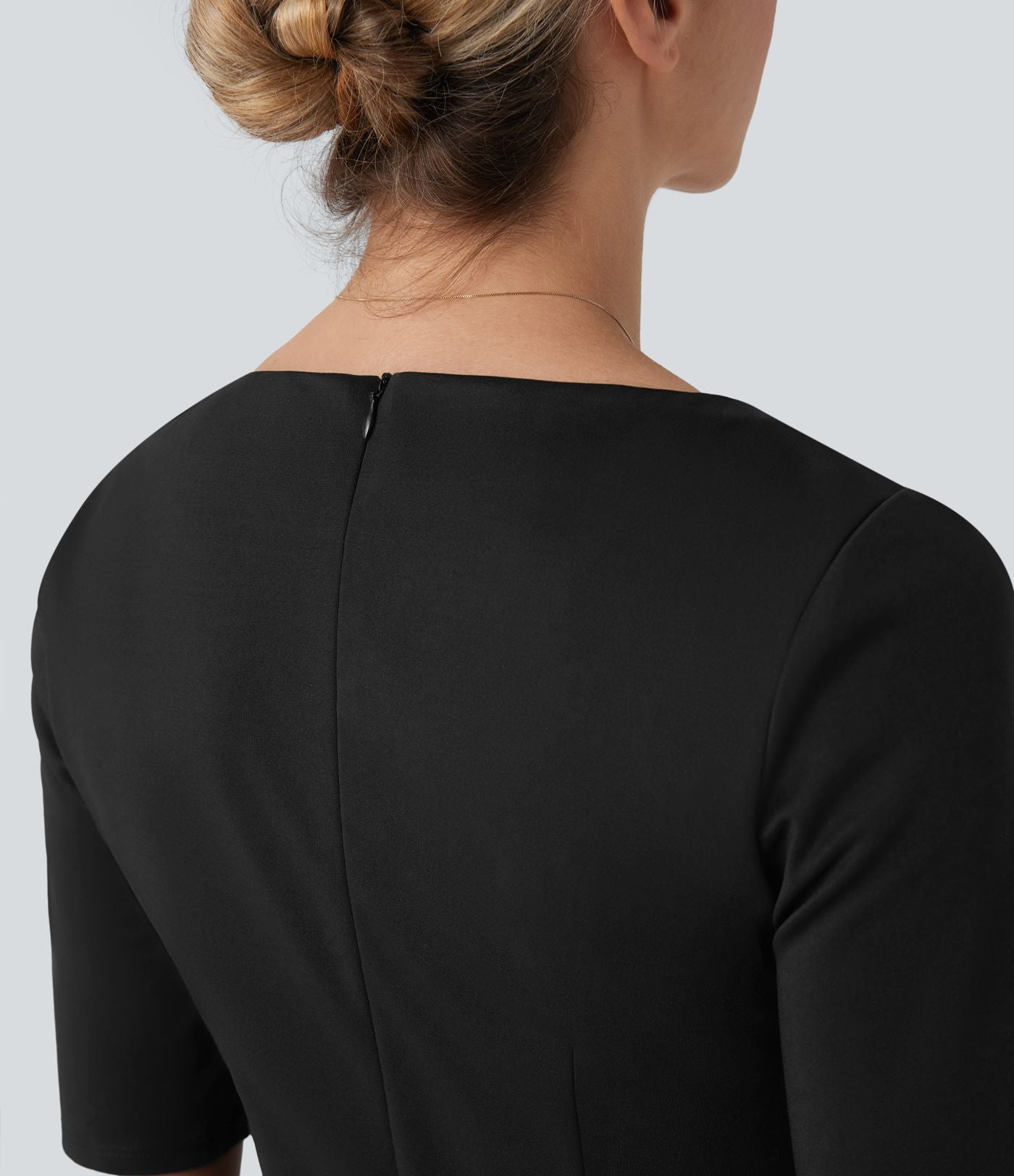 Robe crayon de travail ajustée décolleté carré à demi-manches