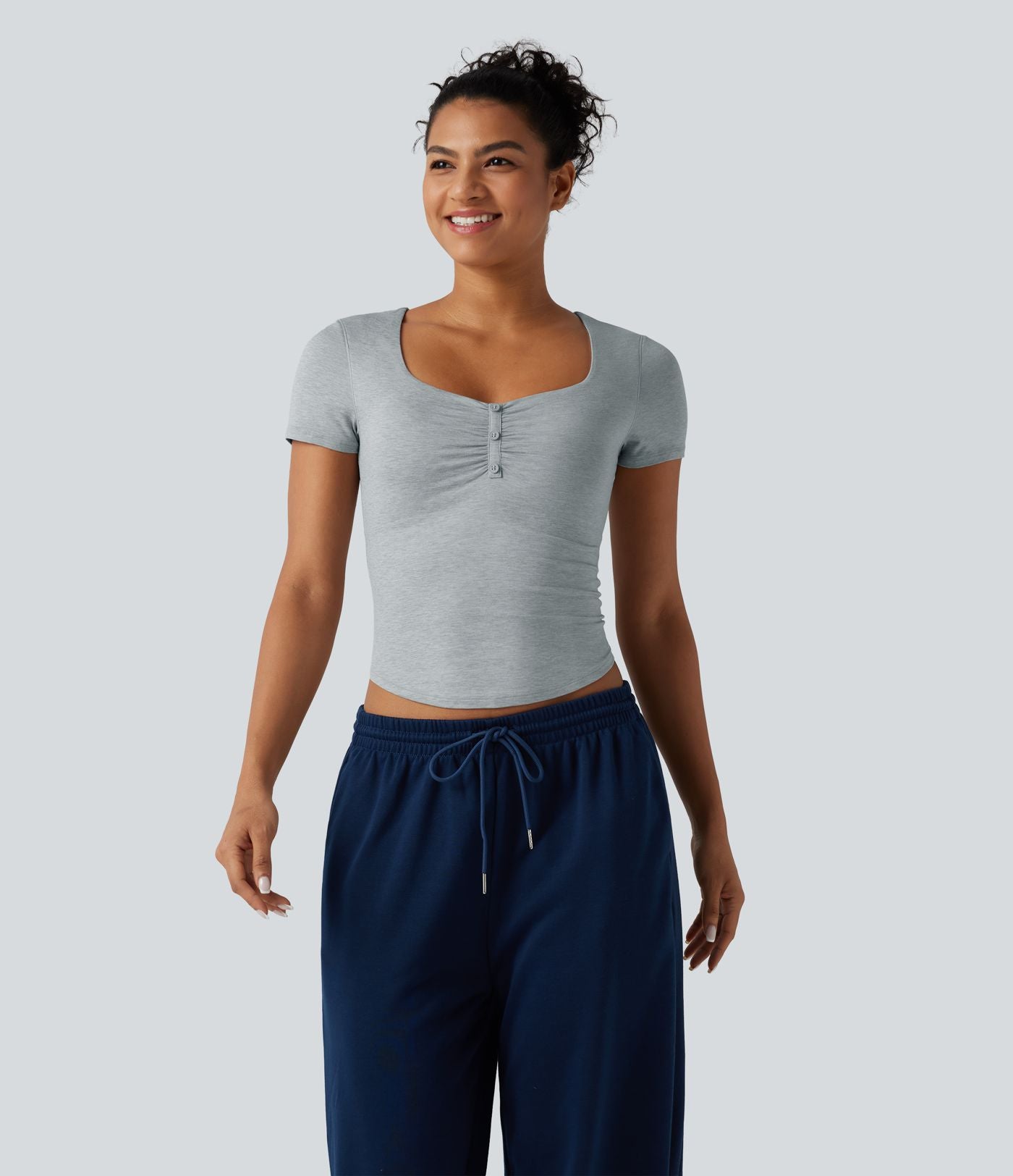 Top de sport de yoga [col losange] à manches courtes avec brassière intégrée, fronces et ourlet incurvé