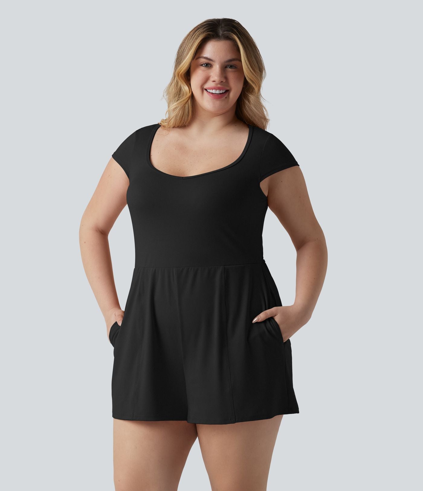 Combishort grande taille SoftlyZero™ Airy de yoga effet frais InstantCool col U à manches courtes couvrantes, avec poches, accès facile Easy Peasy
