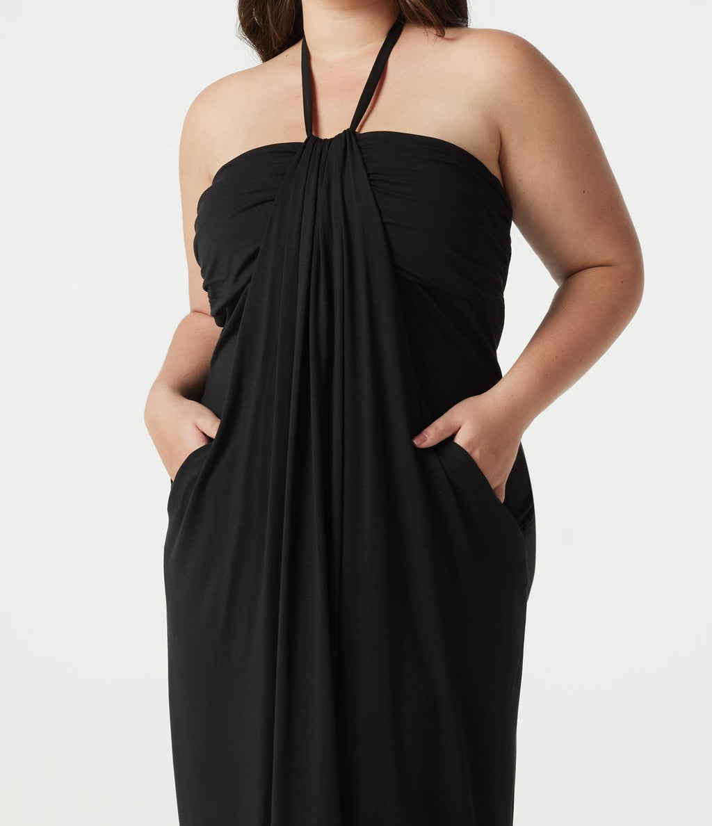 Robe maxi grande taille à col halter avec brassière intégrée, lien noué au dos et poches