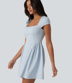 Robe courte casual à manches courtes, encolure carrée et soutien-gorge intégré