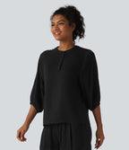 Blouse de villégiature à col Henley et manches 3/4, aspect lin.