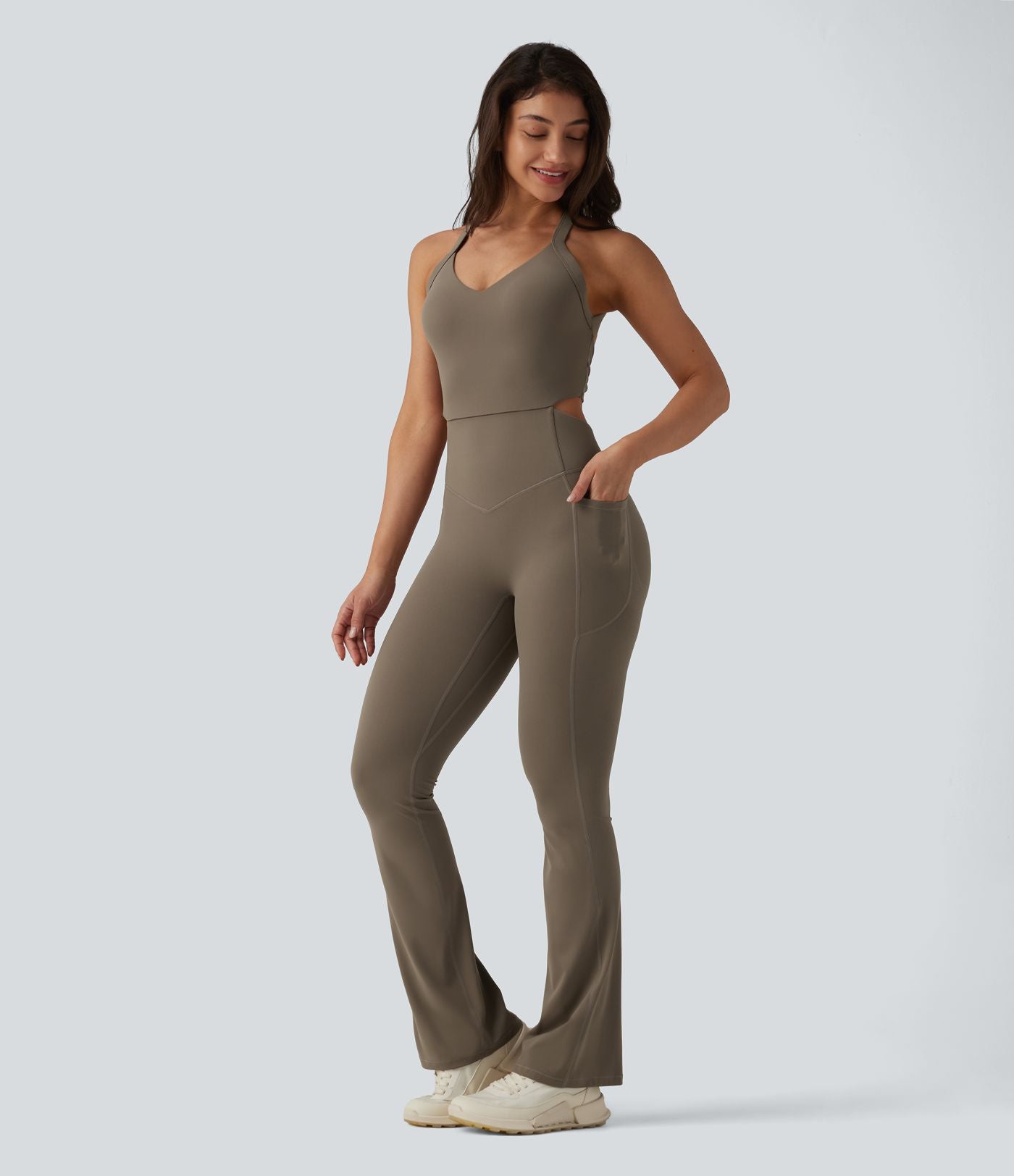 Combinaison de sport Halara UltraSculpt™ dos nu torsadé, effet ventre plat et fessier galbé, coupe bootcut, avec poches — Édition Easy Peasy