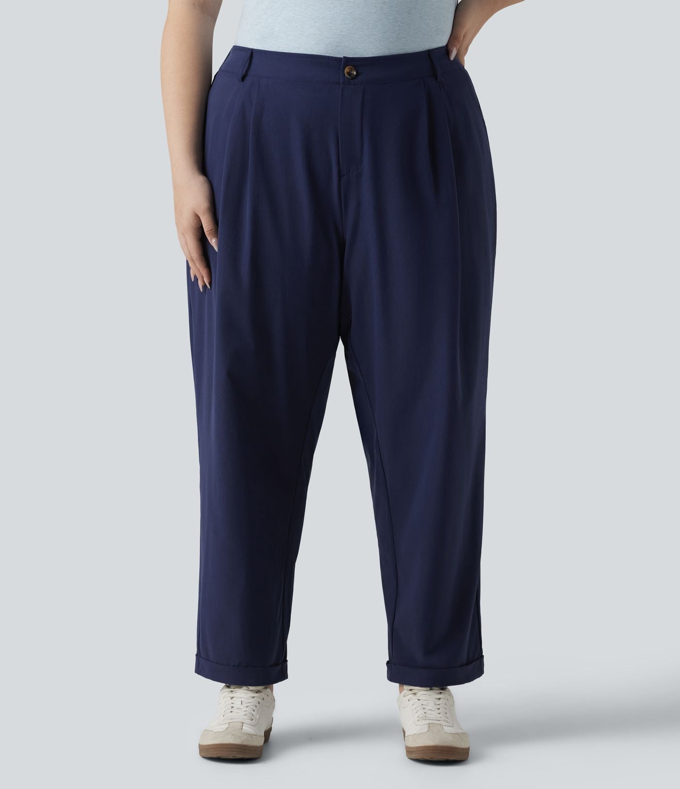 Pantalon grande taille en popeline stretch taille haute, plissé avec ourlet roulotté, longueur 7/8, coupe fuselée, avec poches