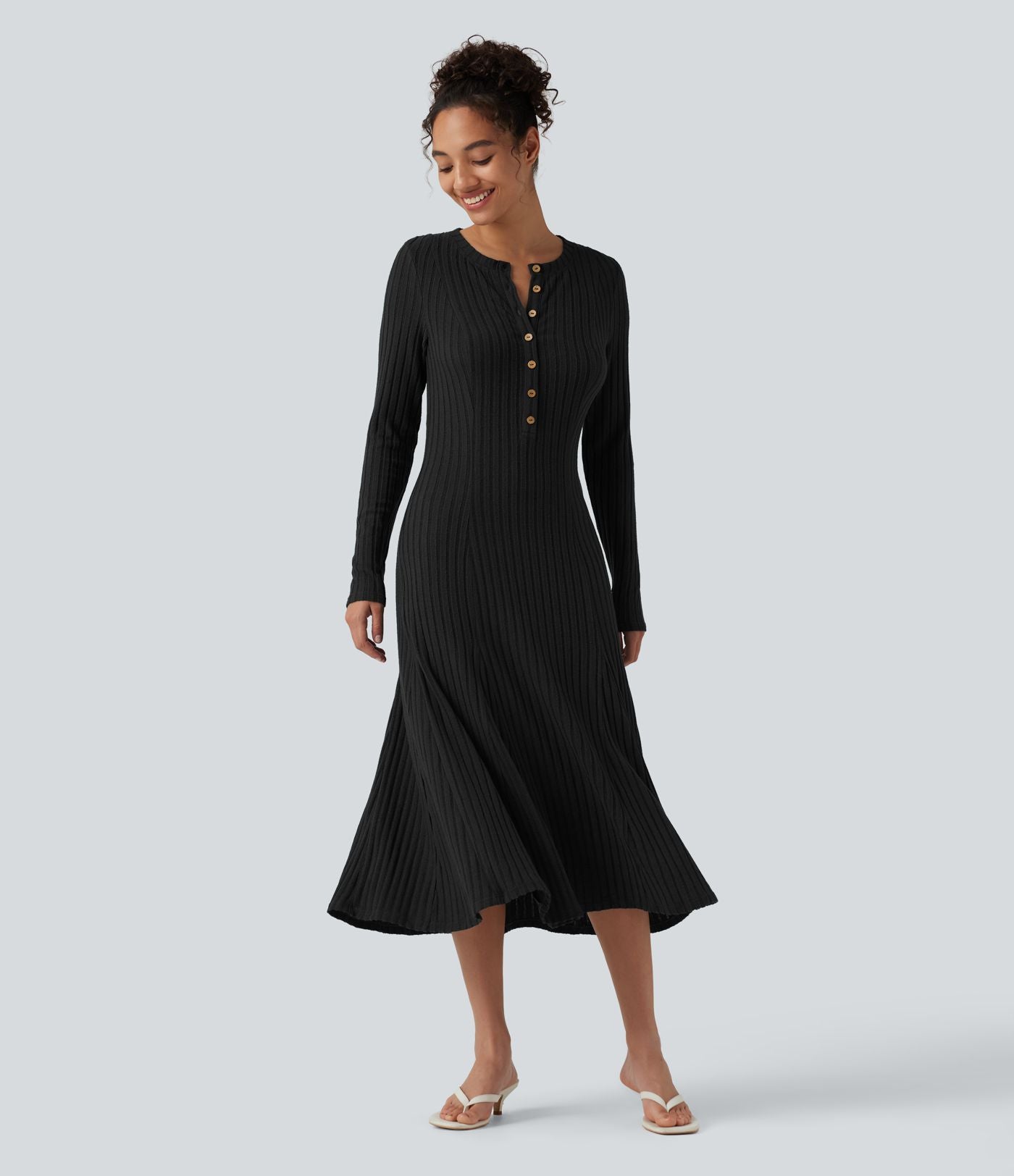 Robe midi fluide en maille côtelée à col Henley et manches longues