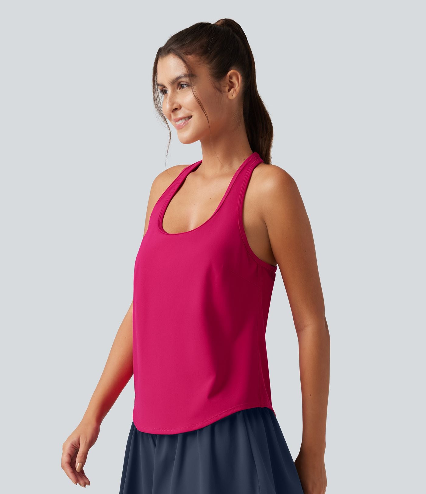 Débardeur de yoga à encolure U, ourlet arrondi, toucher frais, séchage rapide, coussinets amovibles et protection solaire UPF 50+