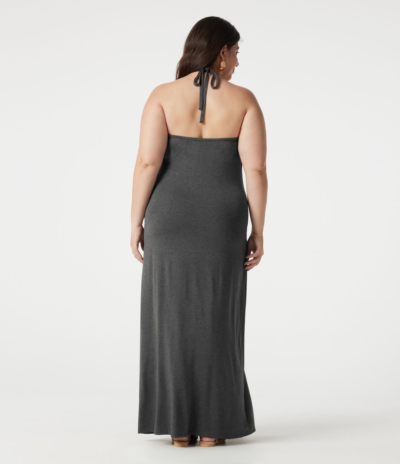 Robe maxi grande taille à col halter avec brassière intégrée, lien noué au dos et poches