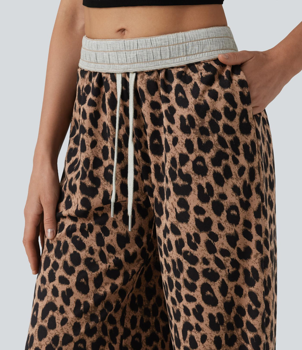 Pantalon ample taille haute rabattable en tissu gaufré imprimé léopard avec cordon de serrage et poches