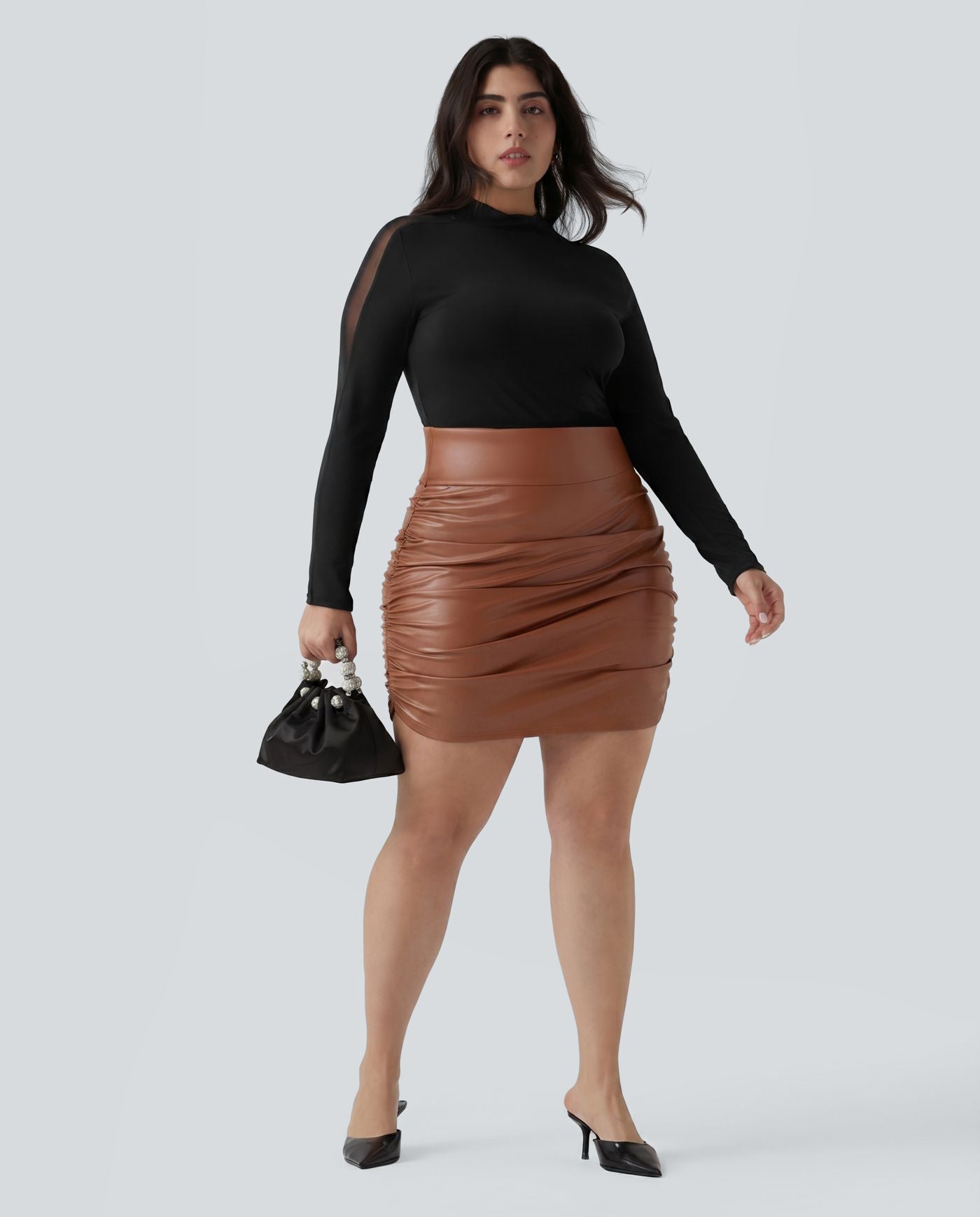 Jupe mini moulante grande taille 2 en 1 taille haute ventre plat froncée ourlet arrondi en polaire simili cuir — longueur allongée