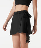 Jupe mini de sport SoftlyZero™ Plush, taille moyenne, maille contrastée, nouée sur le côté, drapée