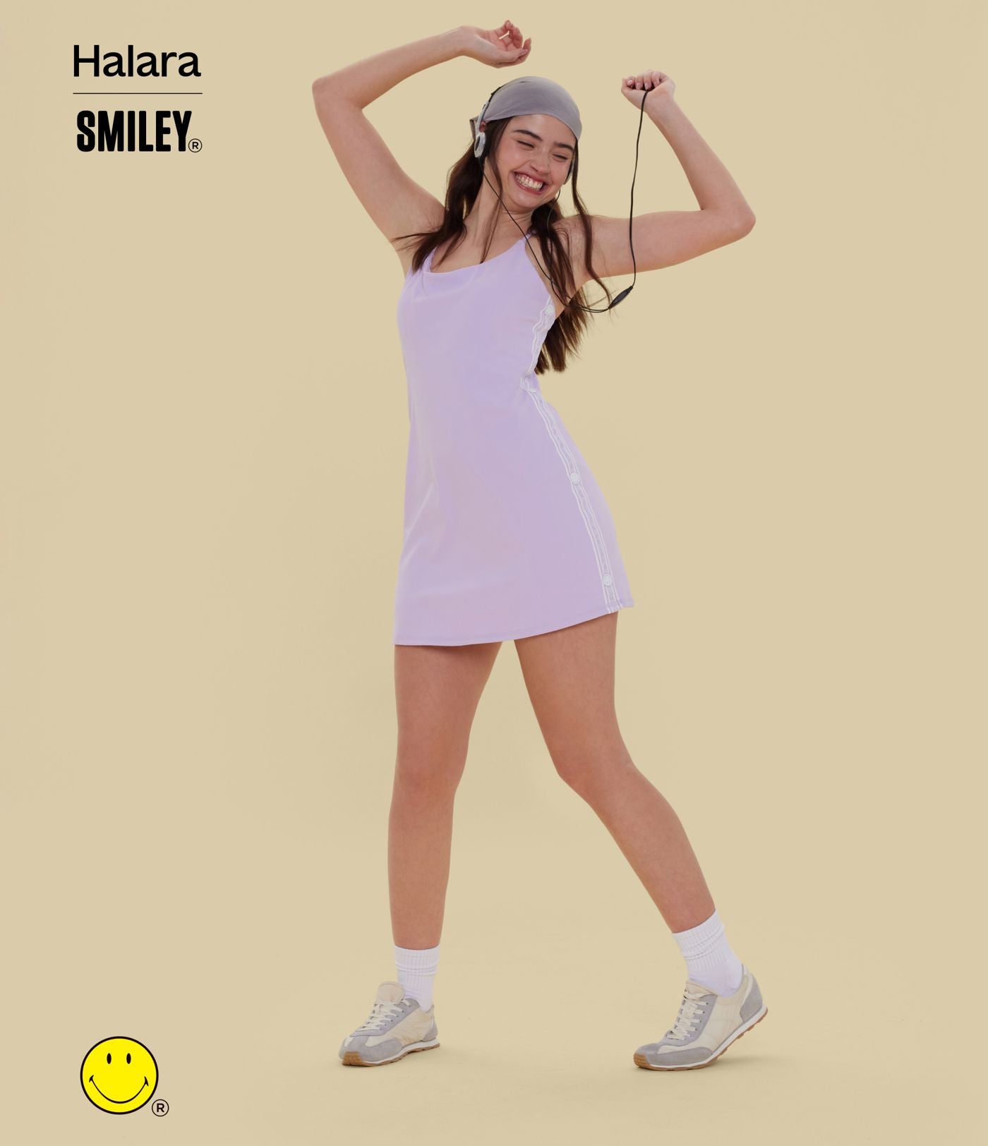 Robe sport mini dos ouvert Halara X Smiley® SoftlyZero™ Plush – Édition Easy Peasy