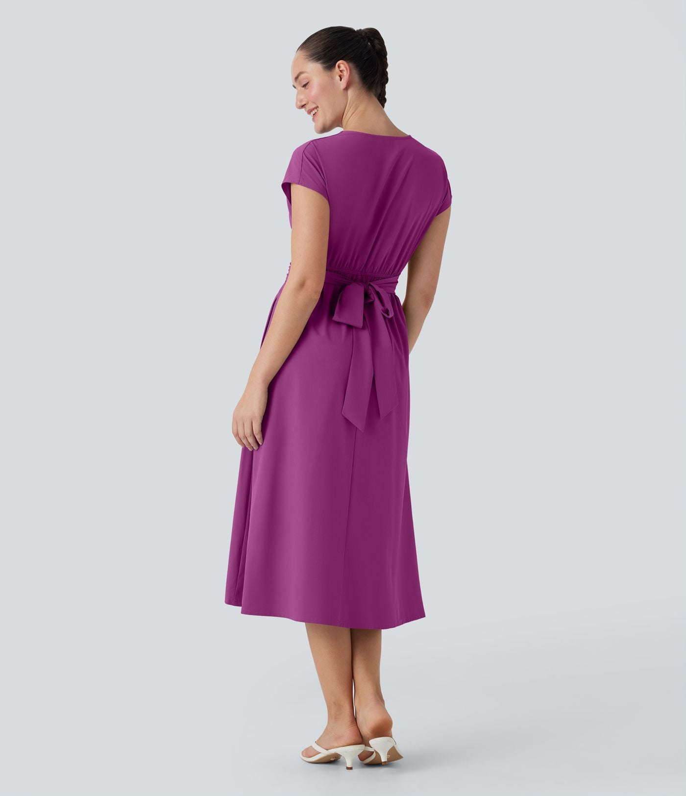 Robe midi Breezeful™ col V manches courtes à liens dans le dos séchage rapide avec poches latérales