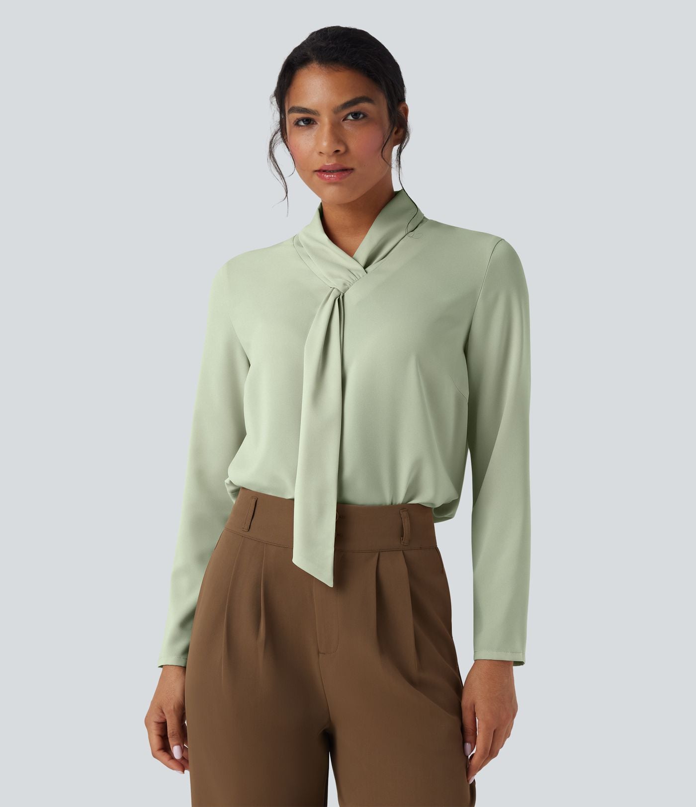 Chemise esprit bureau défroissage facile avec col foulard et manches longues