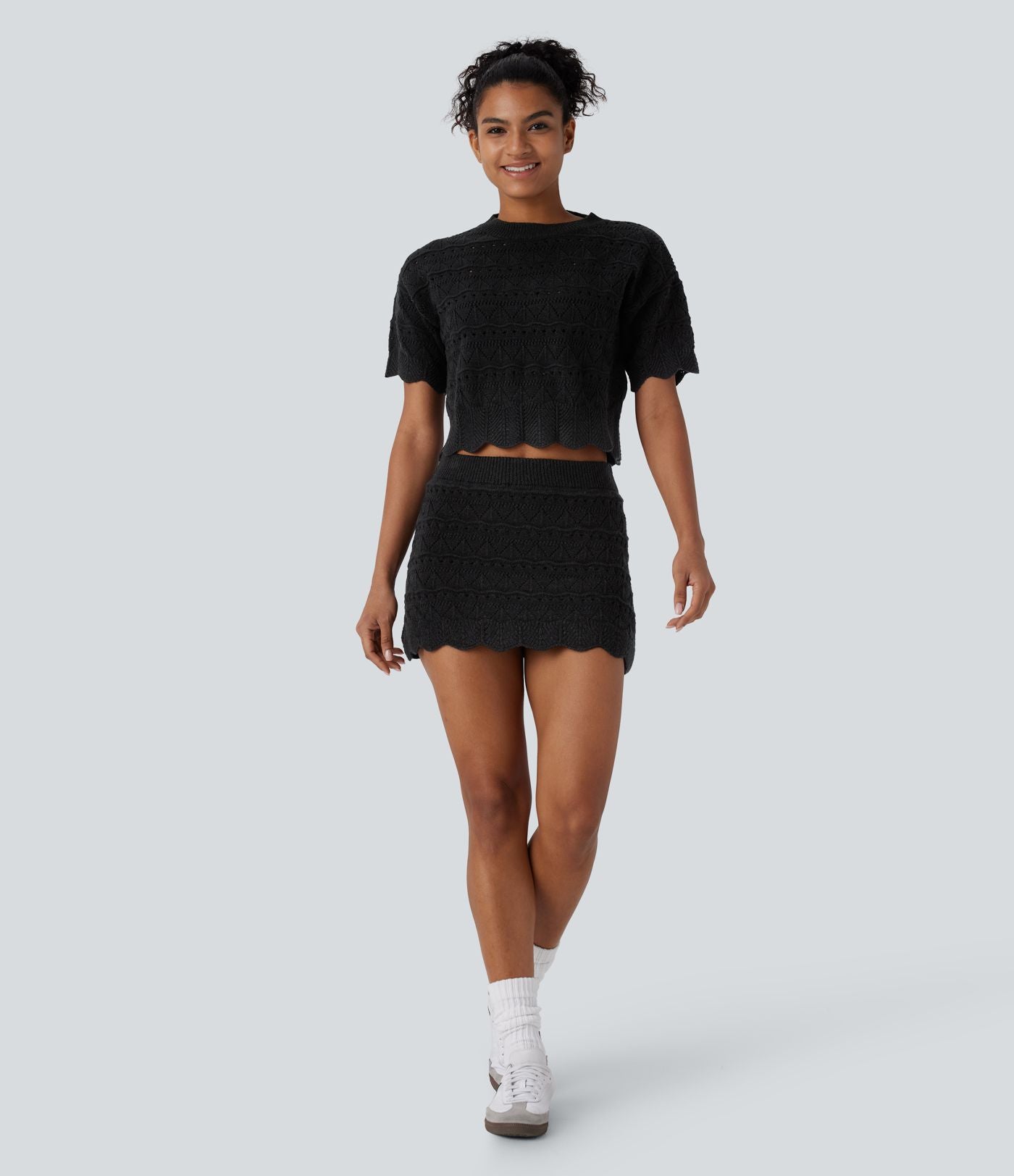 Jupe-short courte en maille ajourée taille haute avec poches latérales