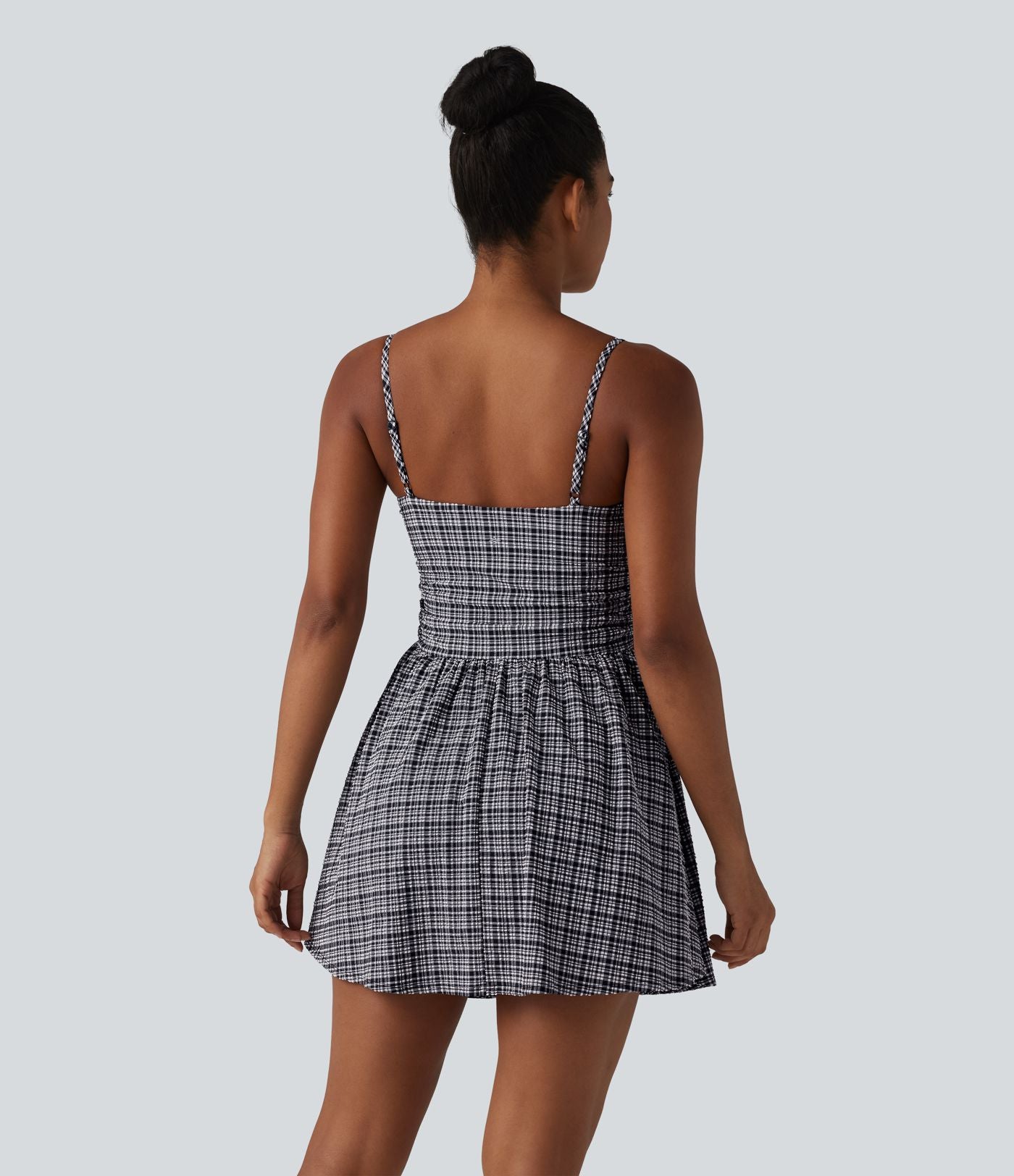 Robe de tennis active mini 2-en-1 à carreaux froissée à séchage rapide avec brassière intégrée, bretelles réglables et poches — Easy Peasy