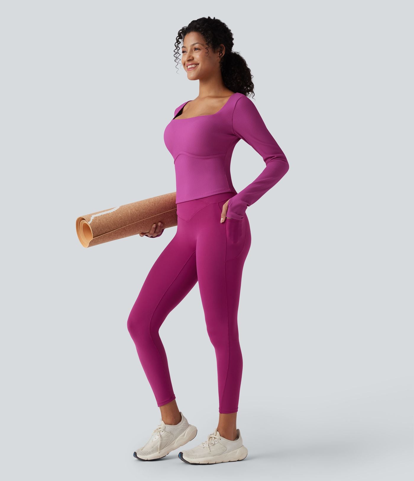 Haut de yoga côtelé push-up à col carré, manches longues et trous pour les pouces - Bonnets E-G
