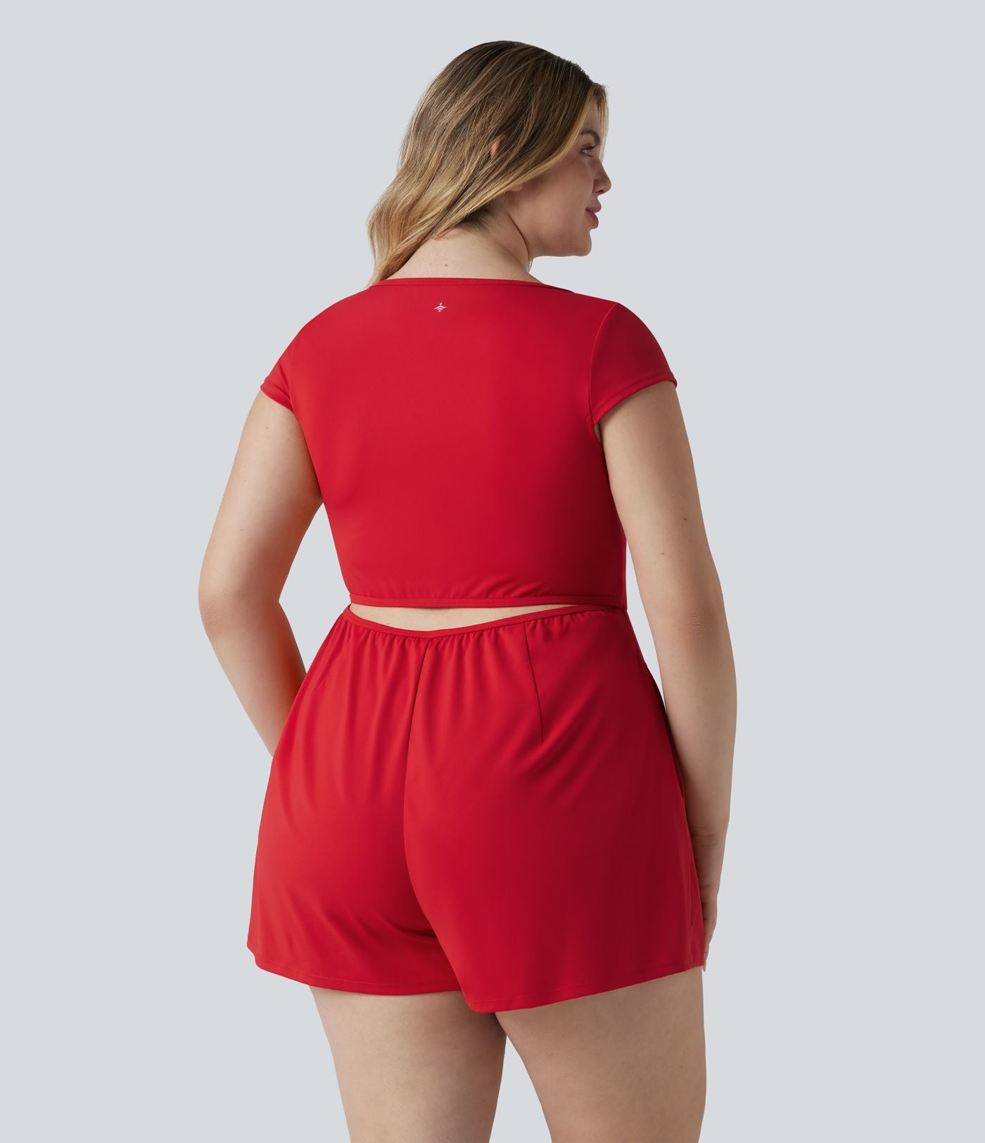 Combishort grande taille SoftlyZero™ Airy de yoga effet frais InstantCool col U à manches courtes couvrantes, avec poches, accès facile Easy Peasy