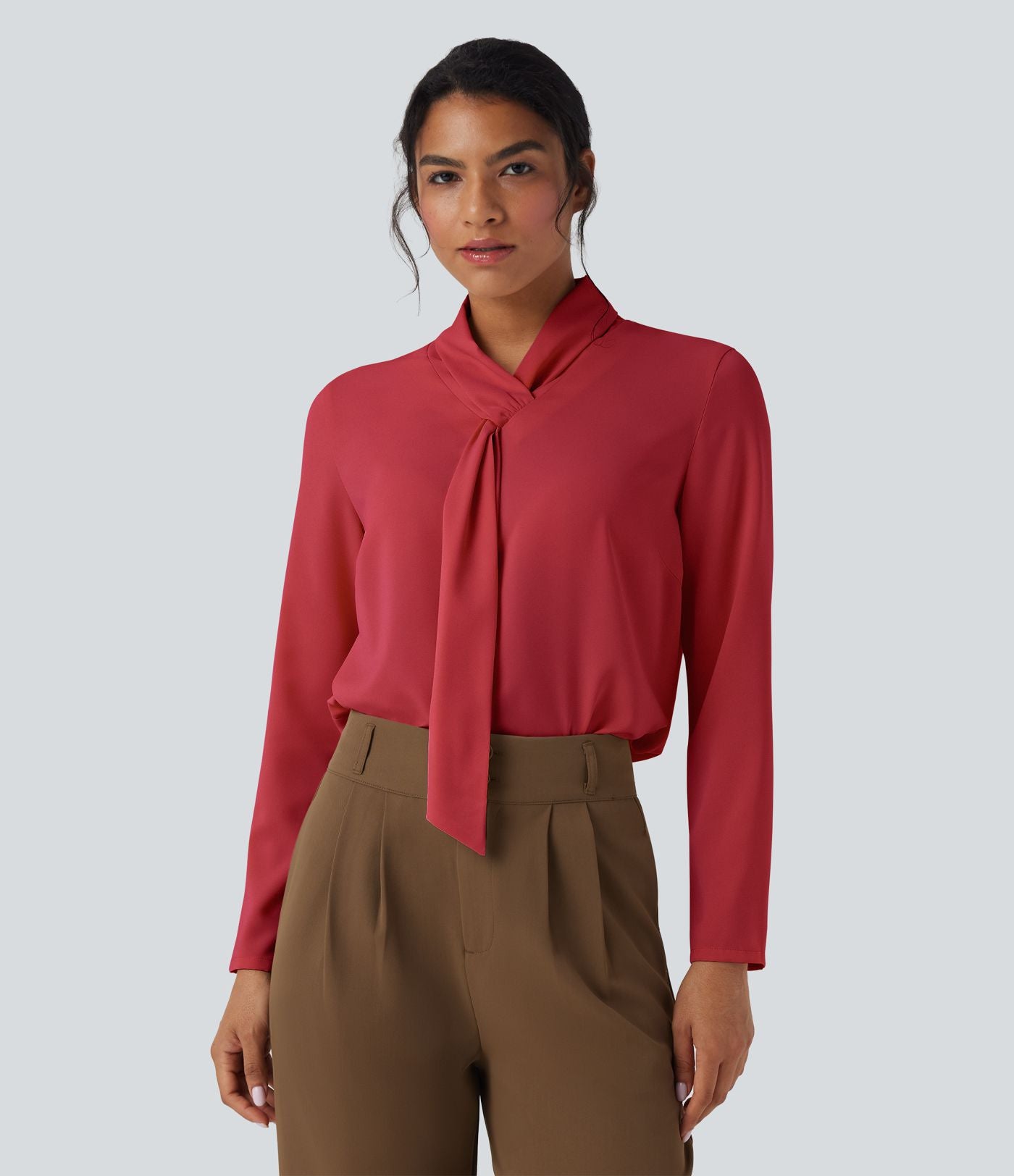 Chemise esprit bureau défroissage facile avec col foulard et manches longues