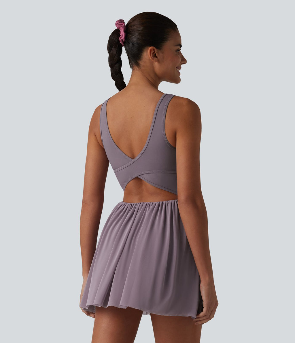 Robe de tennis courte fluide 2-en-1 SoftlyZero™ dos nu avec bretelles croisées, mesh contrasté, brassière intégrée et poches – Easy Peasy