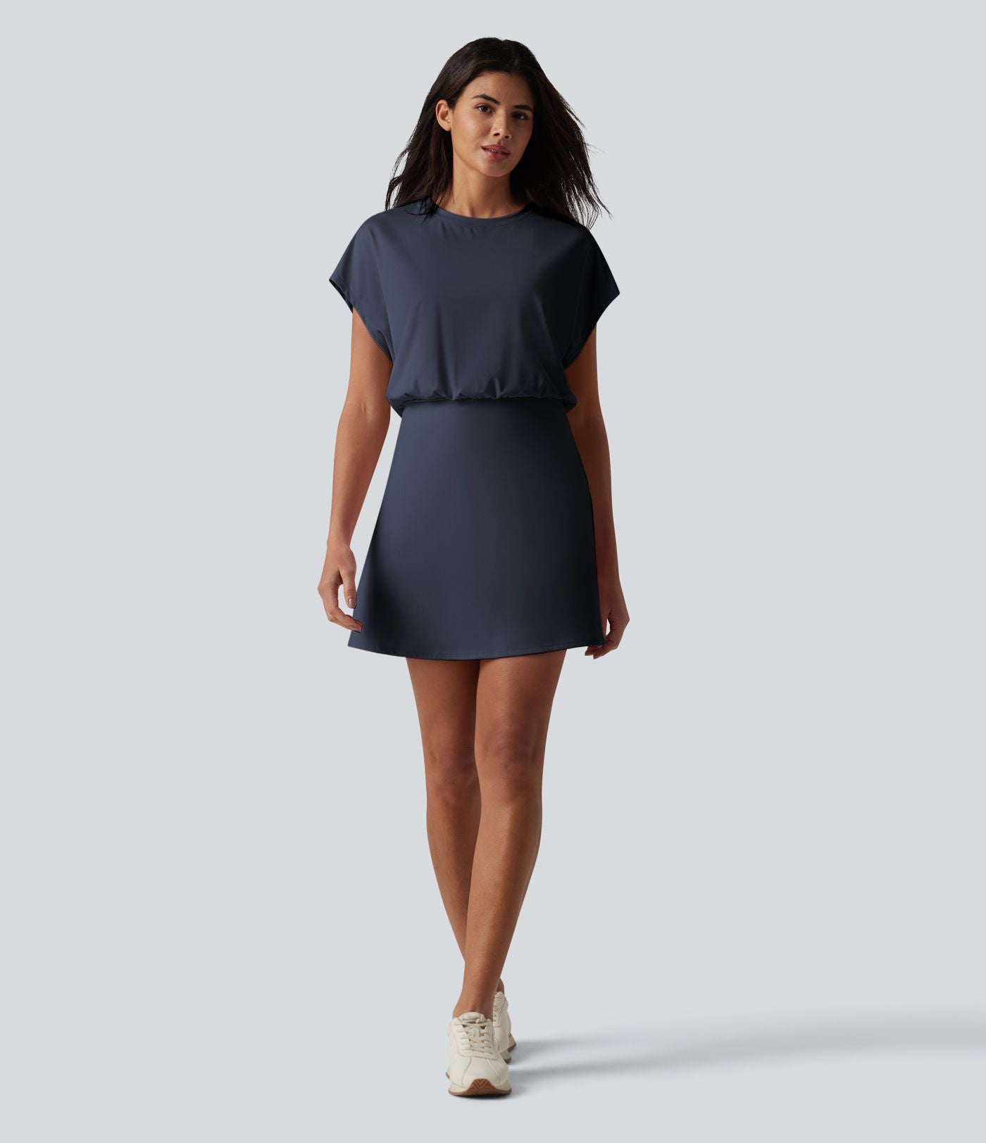 Robe de sport mini de yoga SoftlyZero™ Airy 2-en-1 effet frais InstantCool col rond à manches courtes, demi-zip et poches, accès facile Easy Peasy