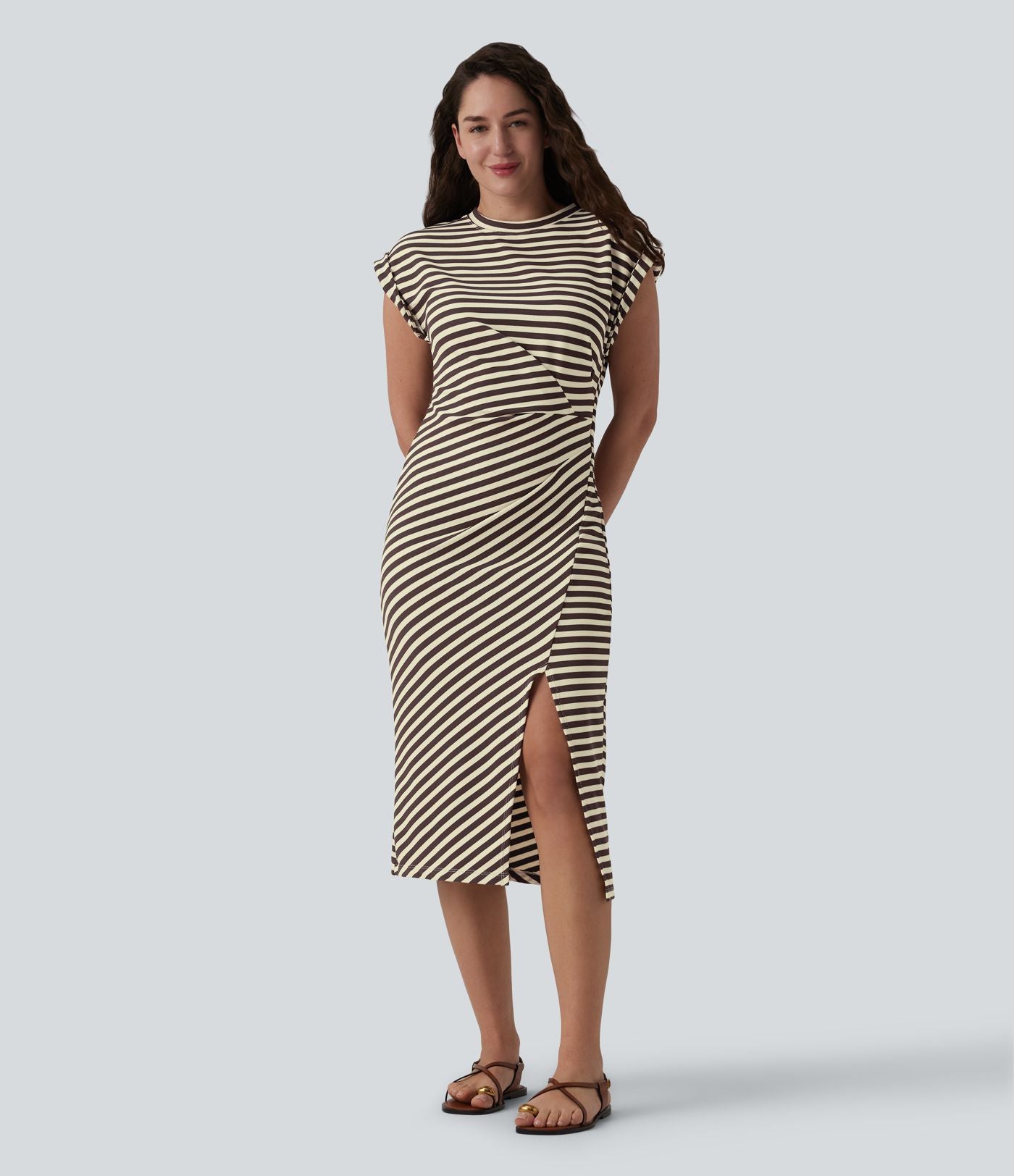 Robe T-shirt casual midi col rond manches courtes rayures gauffrées à ourlet asymétrique fendu